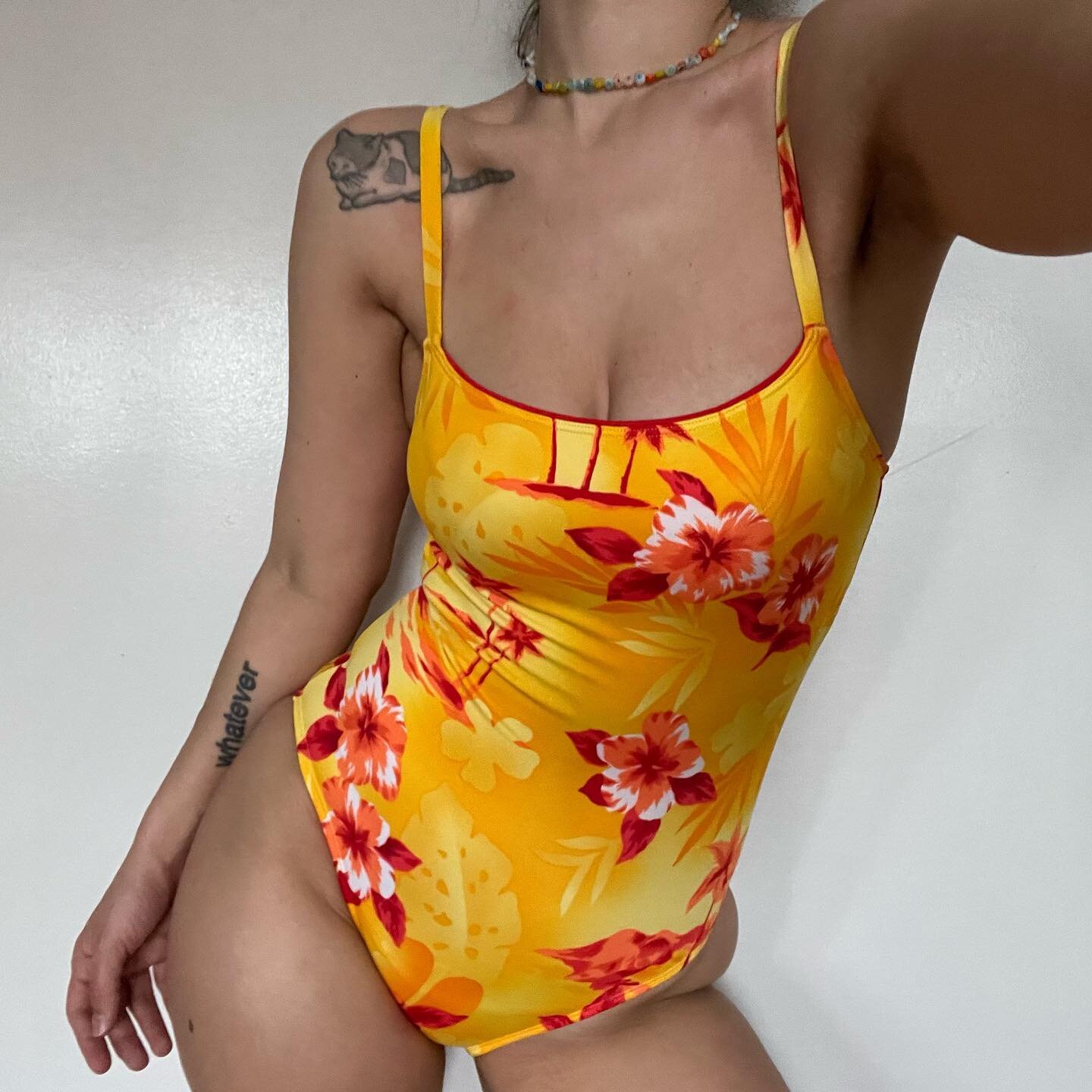 🏵️ Y2K island sunset one piece. The most flattering scoop neckline and open back. Size marked small but is more of a medium imo! &bull; $48 &bull; dm to purchase