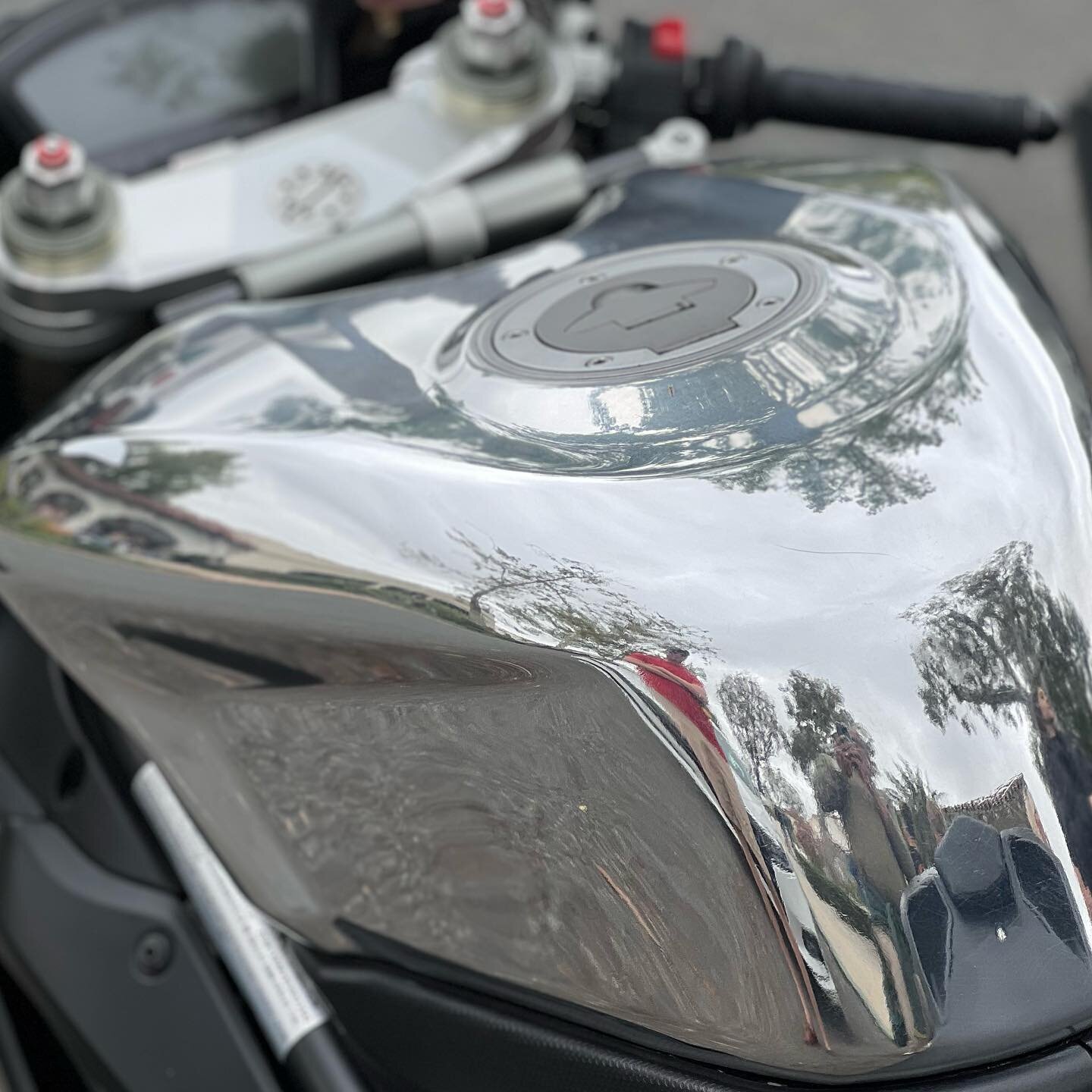 Chromo!  There&rsquo;s something about a chrome gas tank on a bike&hellip;😎