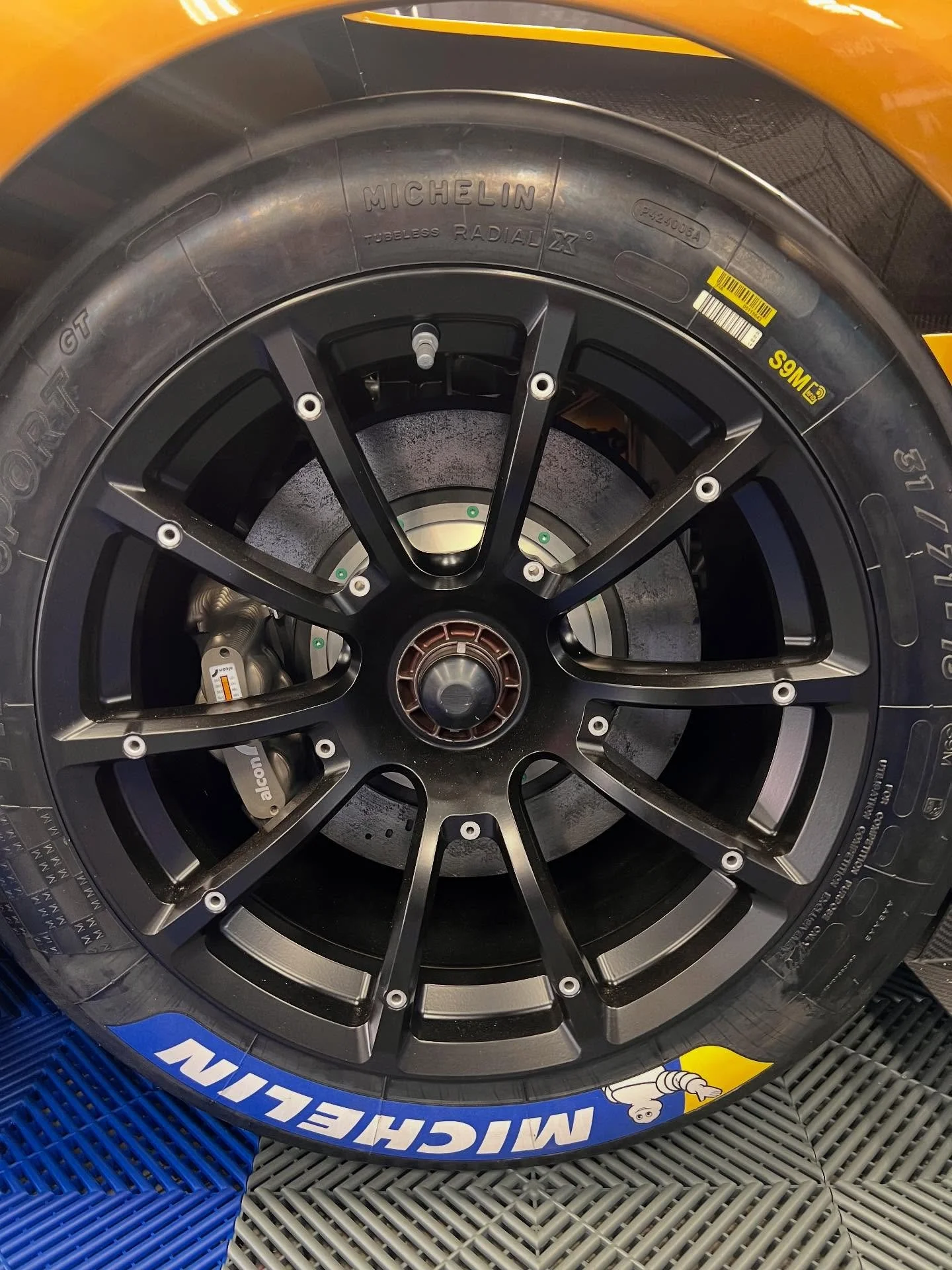Aero discs are installed via these attachment points on the spokes.  Pretty simple and effective.  #fordgtmarkiv