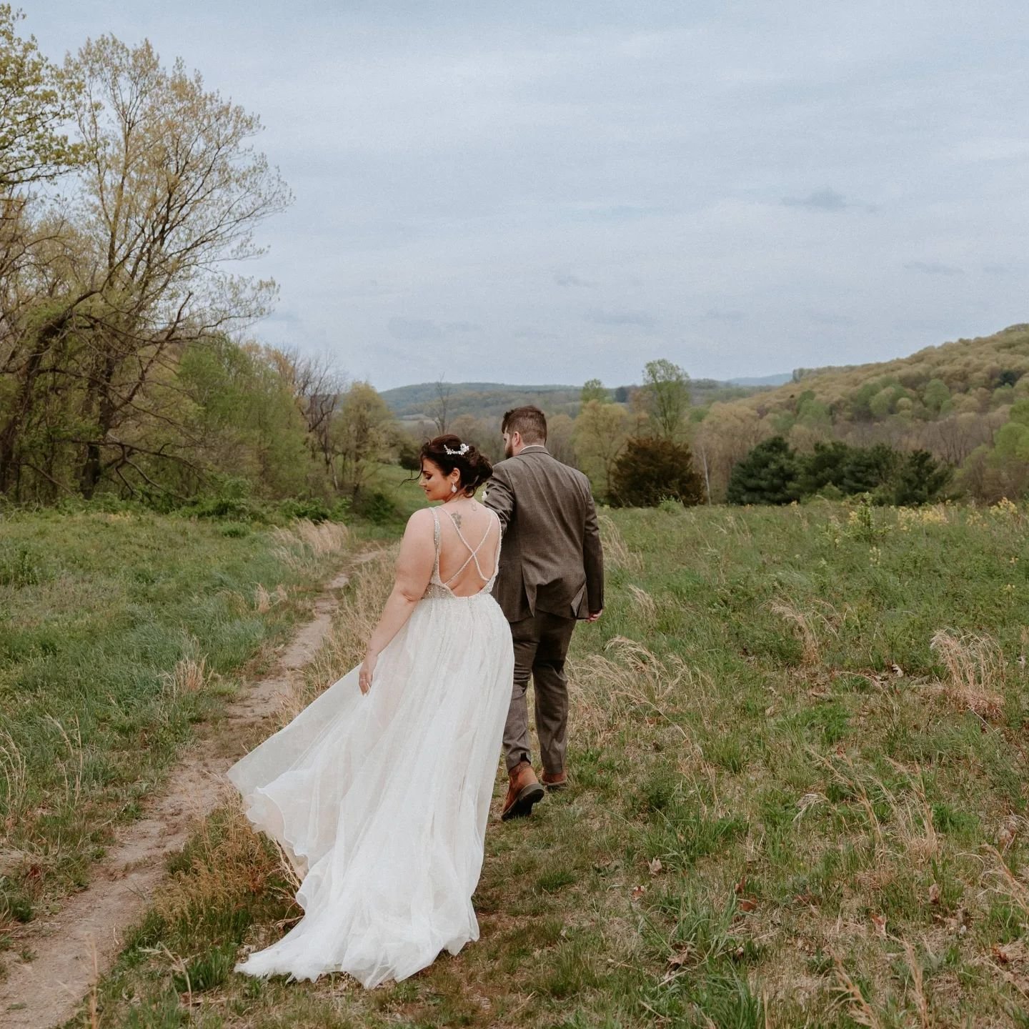 Would you believe eloping in Pennsylvania could look like this?!⁠
⁠
Franki and Tony started by getting ready in the most aesthetically pleasing cabin in the woods. After an emotion filled first look, they set out for a hike where they shared a picnic