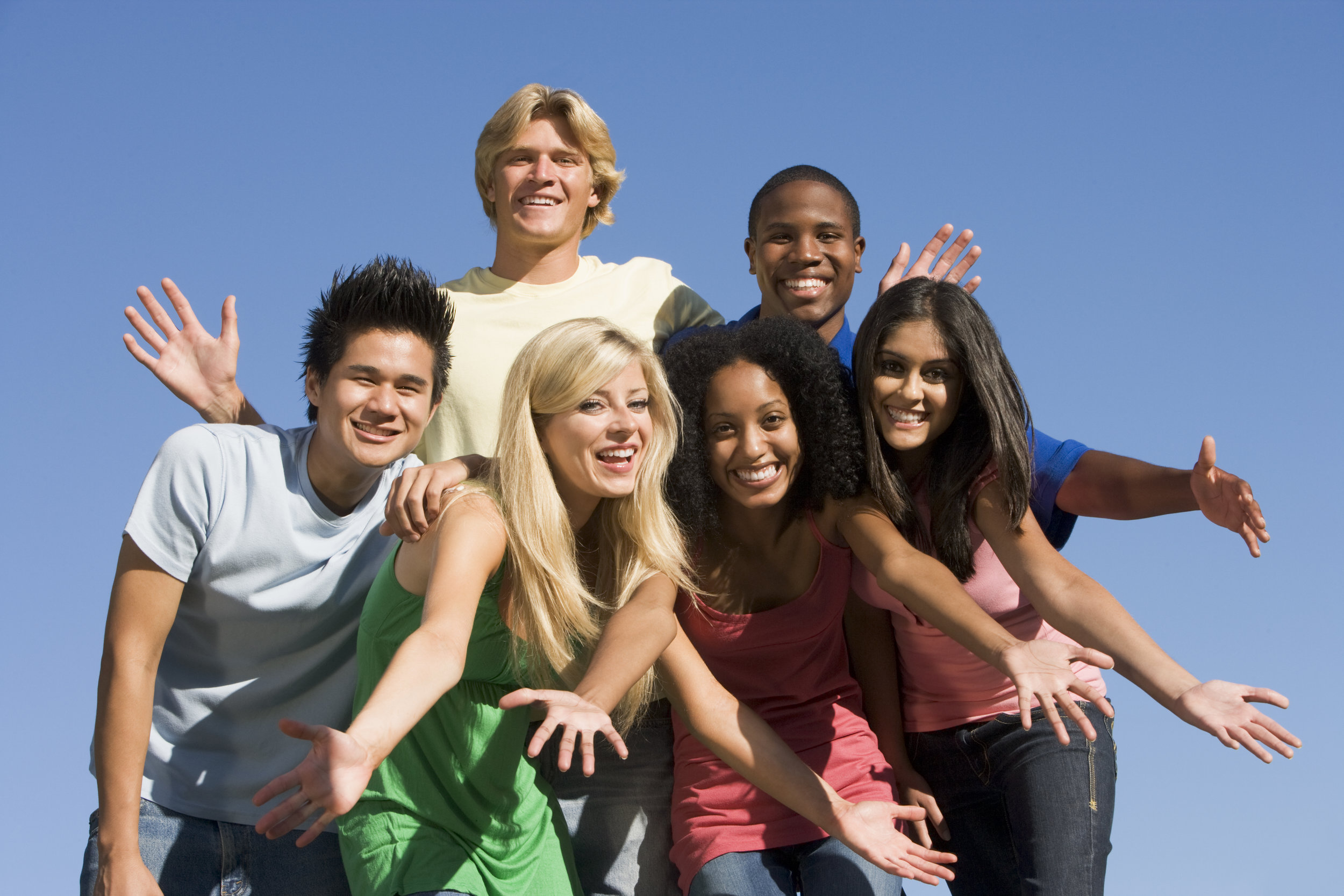 group-of-six-friends-having-fun-outside_HFkbcN00Bs.jpg