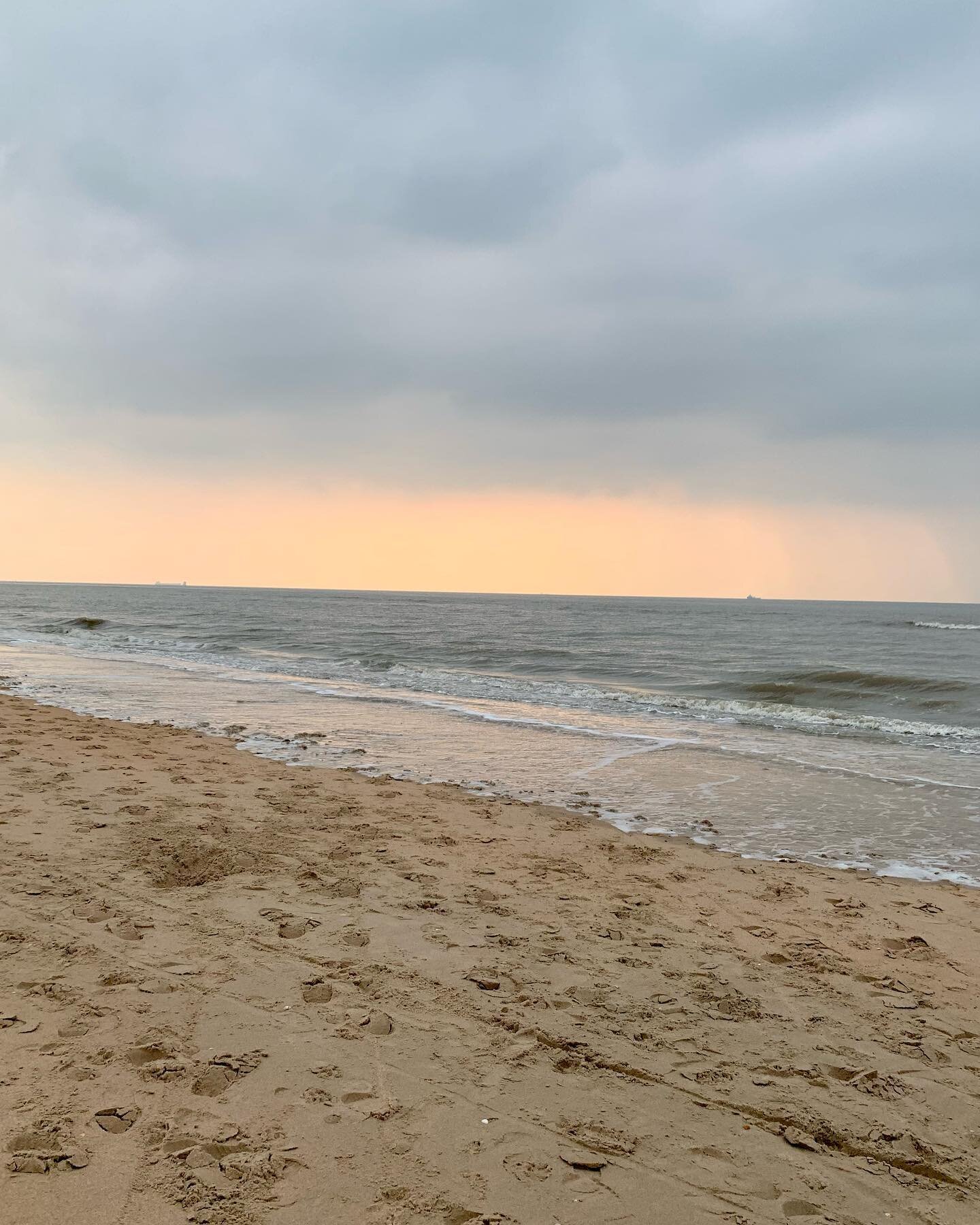 Lovely sunday afternoon at the beach with friends #noordzeestrand #frisseneushalen #deiningcastricum