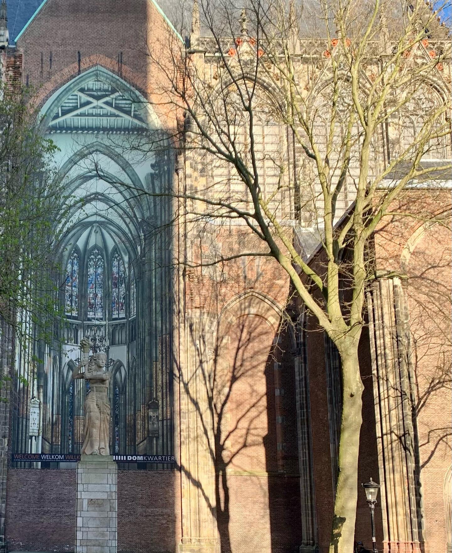 Heerlijke zonnige zondag middag in Utrecht met vrienden en #borrelenbites. #utrechtcity #oudegrachtutrecht #domutrecht #ledigerfbrug