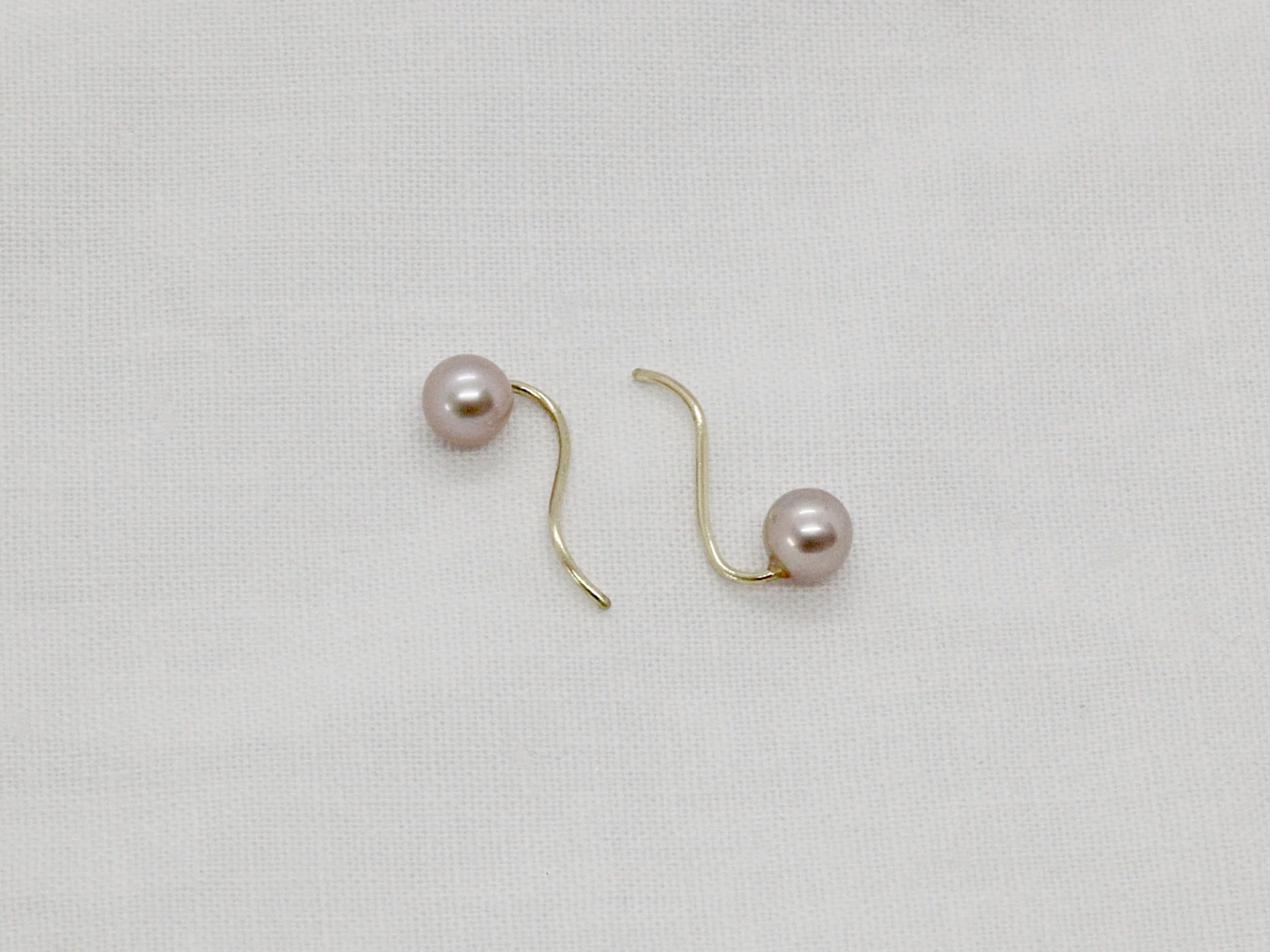 Small pearl wave hook earrings