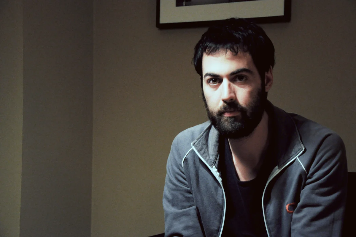 GIORDANO POLONI Illustratore, consegue una laurea in cinema nel 2006 e nello stesso anno inizia a collaborare con alcune case di produzione pubblicitarie italiane (Enormous Films, Atre Films e hfilms) come editor e motion graphic designer. Nel 2010 inizia a collaborare con 'you_are', uno studio di post-produzione con sede a Milano, come Smoke artist. Nello stesso anno inizia la sua carriera di illustratore per clienti come Il Sole 24 Ore, Rizzoli RCS, The New Scientist, Random House Australia, Wired UK, Wired Italy, The Sunday Times. Ispirato alla sua vasta collezione di fumetti, video musicali, film e libri fotografici e, soprattutto, a colori, crea opere digitali che ricordano molto la sua eredità italiana.