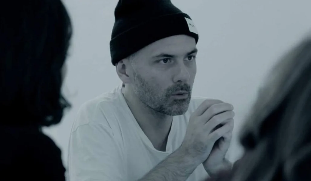 LUCA RUALI Architetto, vive e lavora tra Milano, Roma e l’Appennino. Il suo studio ( www.lucaruali.net ) produce progetti, disegni, video e animazioni per etichette indipendenti, ricerche dedicate al rapporto tra progetto e territorio. Luca organizza Il paese nero/Black Italy ( www.ilpaesenero.it ), una piattaforma di ricerca che raccoglie progetti e ricerche della scena culturale alternativa dedicati all'abbandono delle aree interne in Italia.
