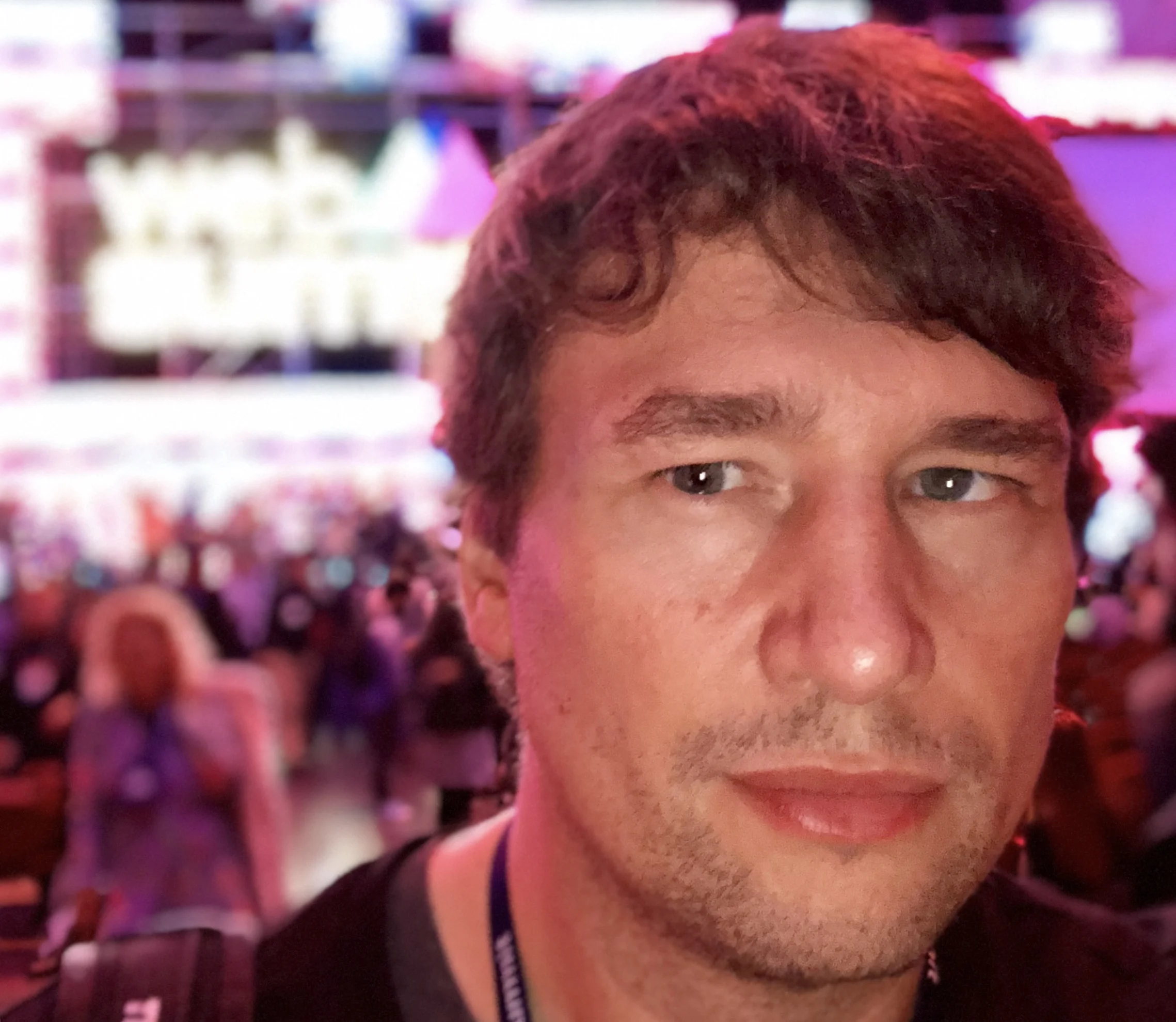 DANIELE DALLEDONNE Nasce nel 1974 in Trentino, realizza i primi siti web in Provincia nel 1995, poi si laurea in Ingegneria Informatica e nel 2000 fonda DIMENSION con l’idea di realizzare progetti mobile, per rendere accessibile la tecnologia ovunque ci si trovi, qualsiasi sia la necessita. Dagli SMS all’Intelligenza Artificiale, ad oggi DIMENSION è composta da 10 ingegneri che aiutano le altre società a capire come usare al meglio le nuove tecnologie.