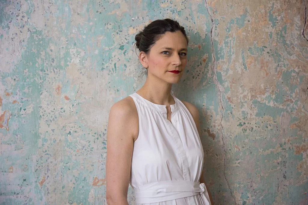 ANNA QUINZ Co-founder e creative director dell'agenzia di comunicazione franzLAB, ma anche communication consultant e copywriter freelance, Anna è da sempre pensiero e azione dell'Alto Adige più mitteleuropeo e contemporaneo. È ideatrice di QOLLEZIONE , un progetto che declina in formato “moda” alcune riflessioni sulle tradizioni della sua terra riproposte e ripensate sotto forma di abiti, di franzmagazine , narratore della cultura contemporanea del territorio e di JOSEF , una guida dei territori del Trentino e dell’Alto-Adige raccontati attraverso le suggestioni di "insiders". _ph Matteo Vegetti