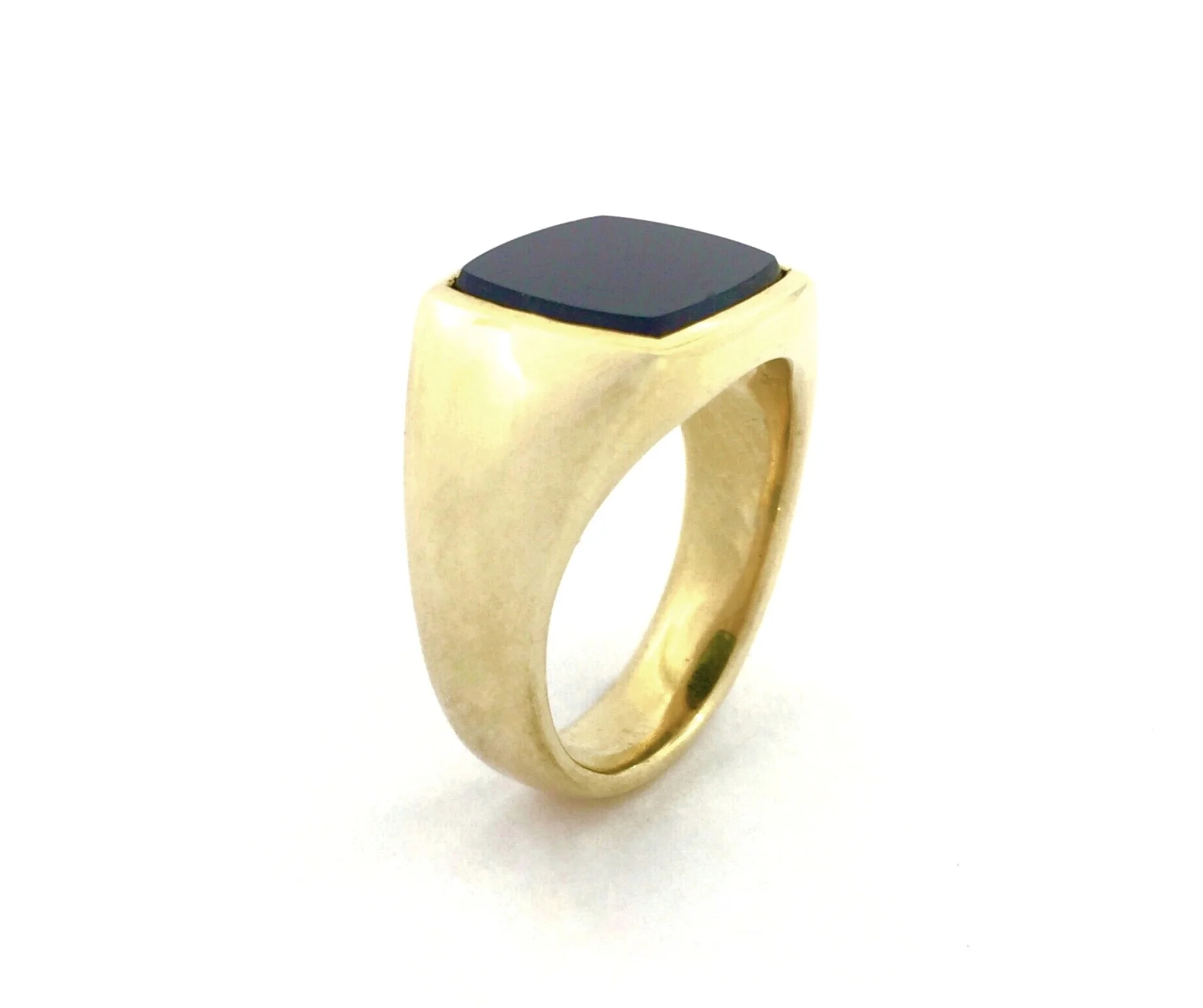 ONYX SIGNET RING - yellow gold with a cushion cut onyx