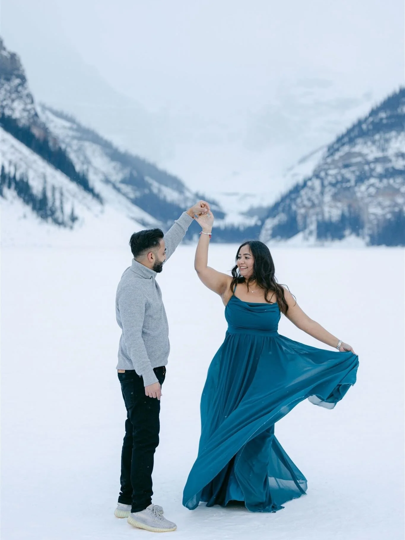Canada&rsquo;s most iconic lake is the ultimate winter wonderland for your Banff proposal! 🎅🏼🛷❄️

Think horse-drawn sleigh rides through snowy forests, skating on the frozen lake with mountain peaks glowing in the winter sun, sipping hot chocolate
