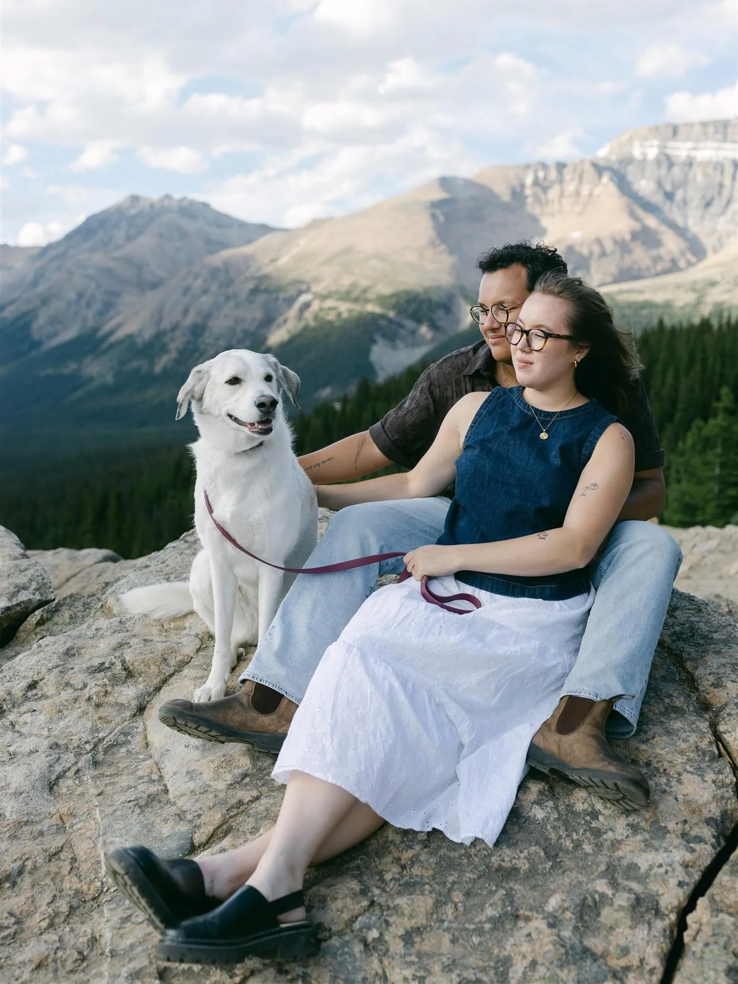 Adding props to your Banff engagement session is a great way to make your photos feel more personal and gives you something to do if you&rsquo;re feeling nervous about in front of the camera. 

Some of my favourites?
🐶 Bring your dog &mdash; nothing