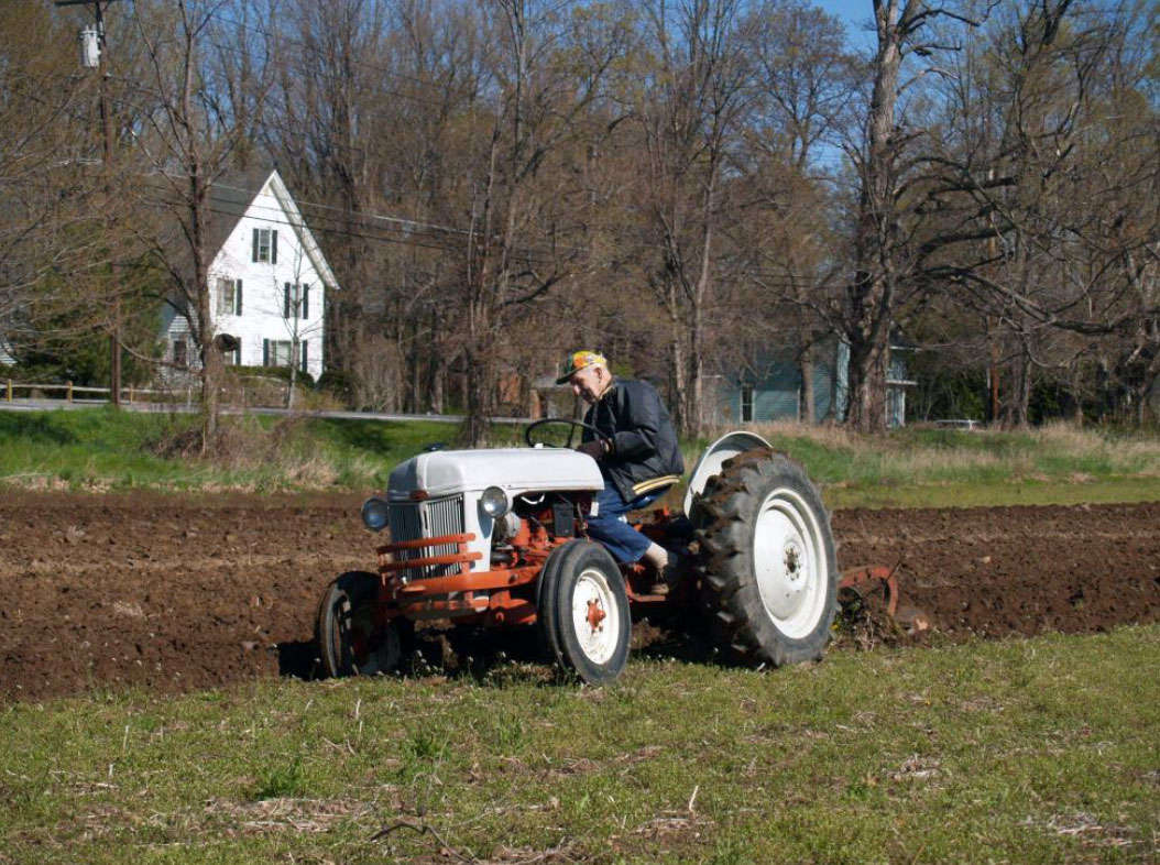 To view a slideshow of one of the Western New York Two Cylinder Club's plow days click the image or here .