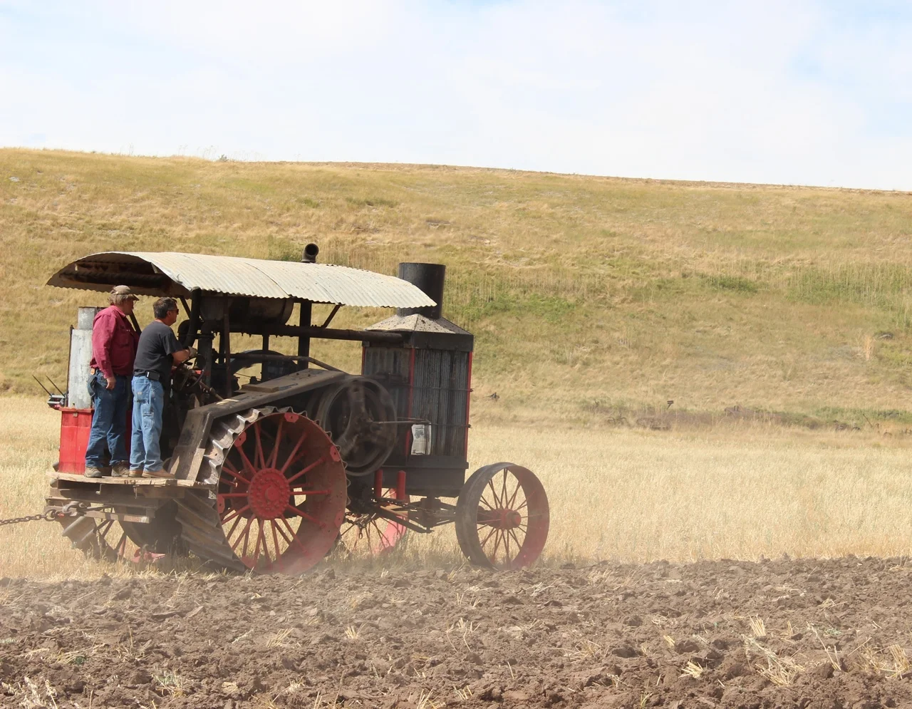 Seeing one of the Old Reliable tractors working as it was meant to is a rare treat today. Aside from the operators’ clothing, this could be a scene from the 1910s. Photo Luke Steinberger