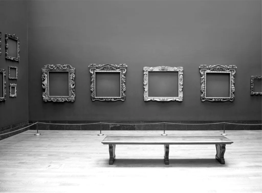 empty-frames-in-an-art-gallery-picture-id475189014.jpg