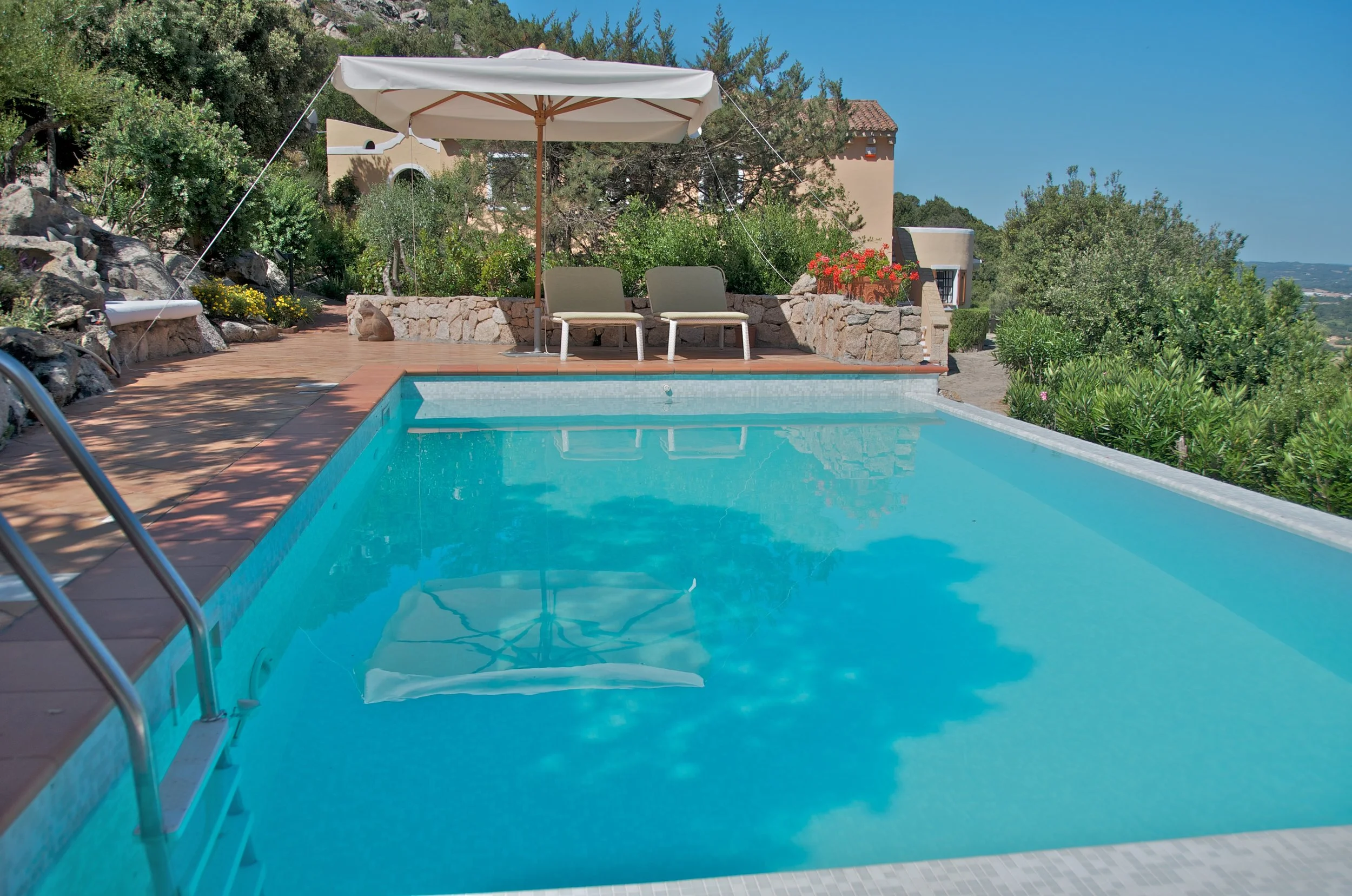 Infinity-edge pool
