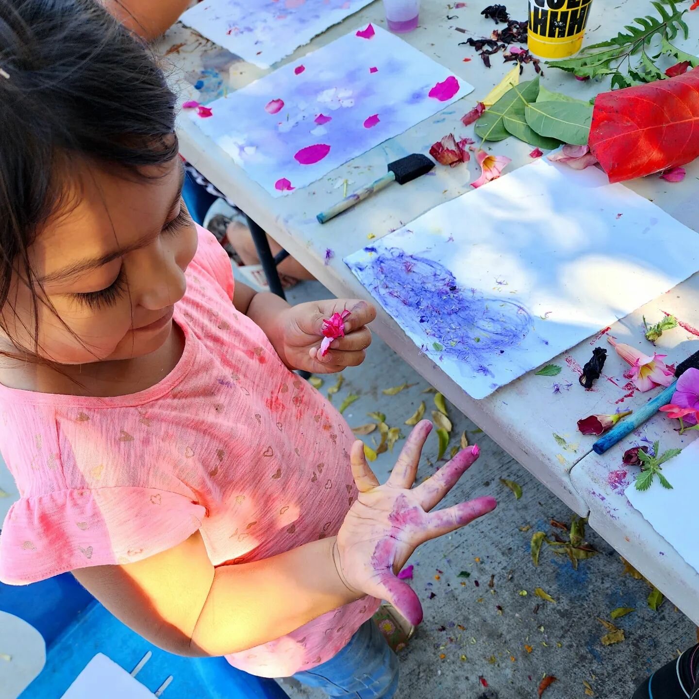The children are learning about Eco Print, an art form where plants and flowers are essentially your paint 🌼⚘️🏵 
-
With only one week left in @laurablanco_arte residency, we are extremely excited to see all the kids work in the upcoming Gallery 🖼
