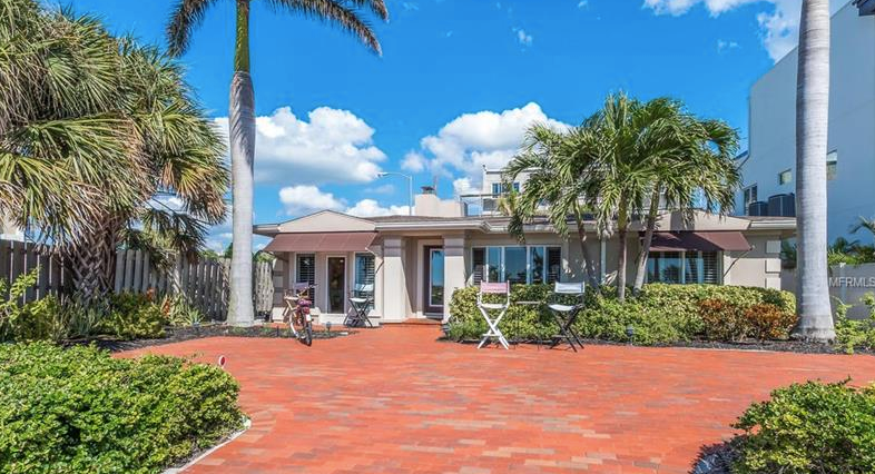 This beach bungalow sits across the street from the glistening waters of the Gulf of Mexico and the sands of Lido Beach.