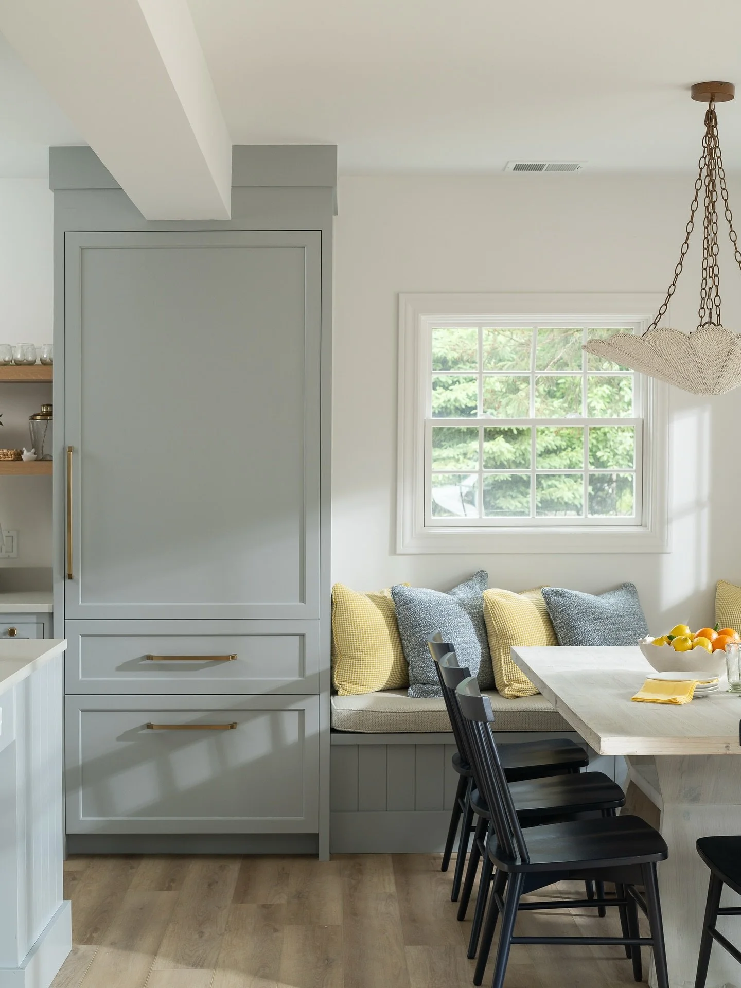 Banquet seating + panel-front appliances&hellip;cue &ldquo;these are a few of my favorite things.&rdquo; 🎵 

It&rsquo;s officially my birthday month, which means our family&rsquo;s annual Sound of Music night is coming up&hellip; a tradition I&rsquo