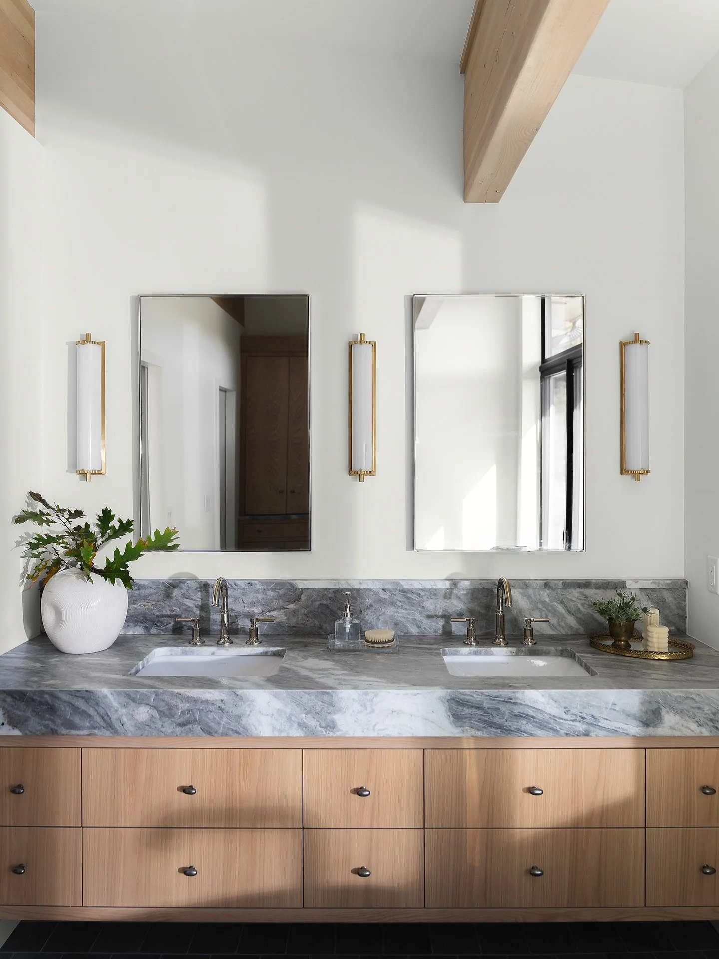 Kicking off the new year with what I can only describe as a primary bathroom straight from my dreamsss. 

This custom #northernmichigan build allowed us to be intentional down to every last detail. Floating white oak cabinetry, natural limestone tile