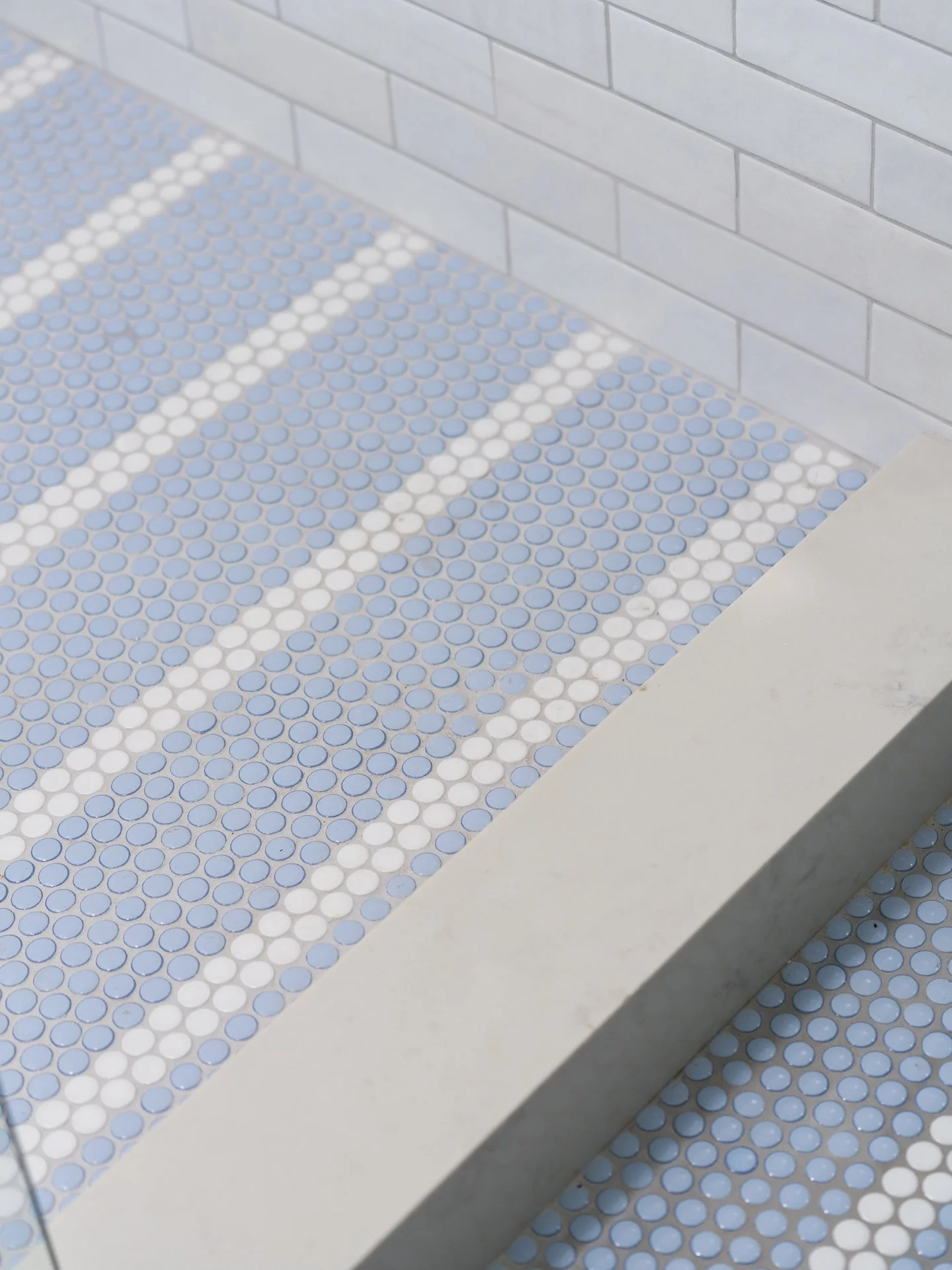 On snow day no. 37 in the dead of winter but there is just something about this sweet lake house bath that assures us there are brighter days ahead. ☀️ 

Design: @northandbirch 
Photography: @jacobhawkins.photography 
Contracting: @nightingalecompany