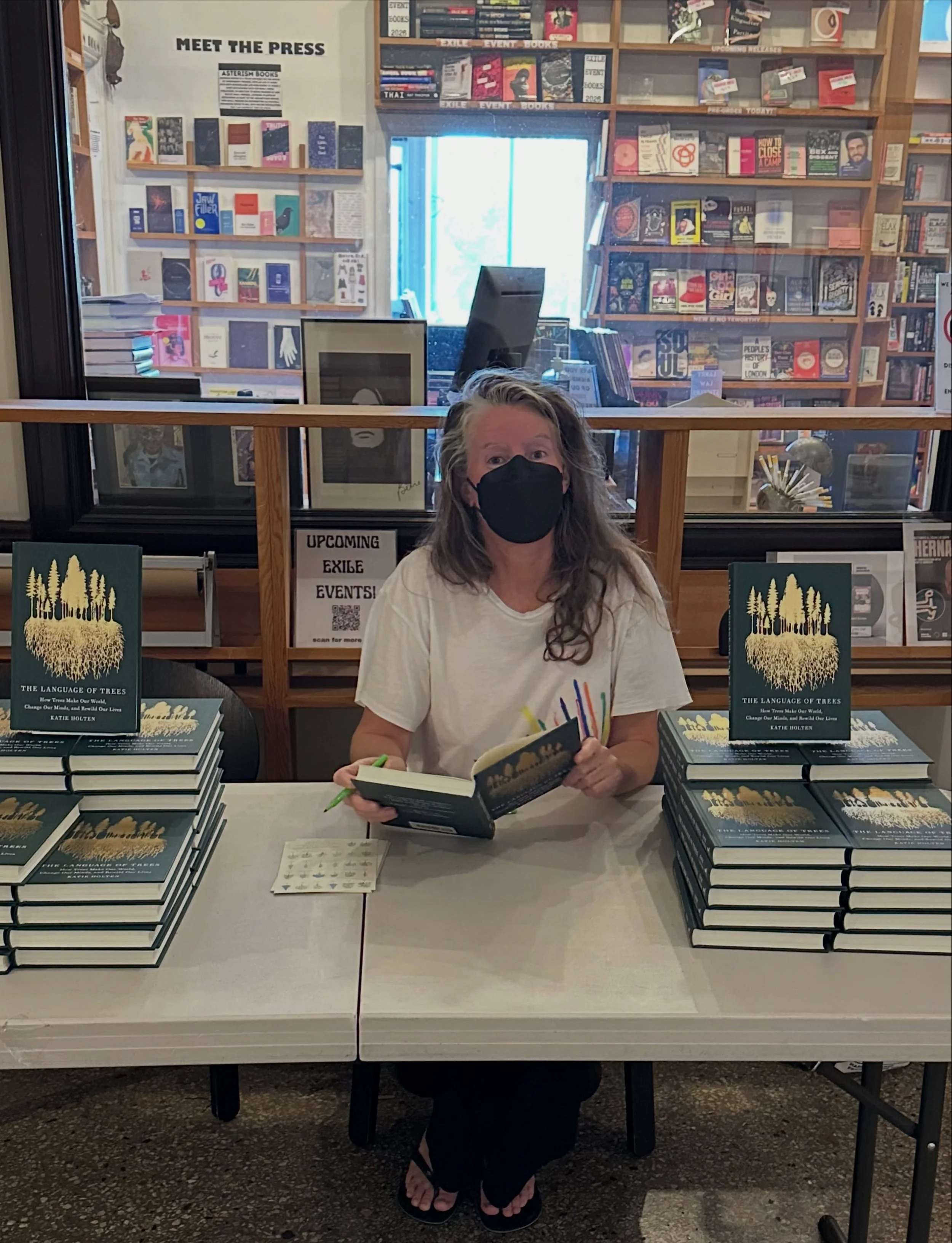 Thank you Chicago! Signed copies of THE LANGUAGE OF TREES (Special Edition) now available @exileinbookville. I signed until my pen ran dry ✍️💪

Thanks Javier! What a special bookstore. Swipe to see the sunrise 🥰

NEXT STOP: IOWA CITY! See you tomor