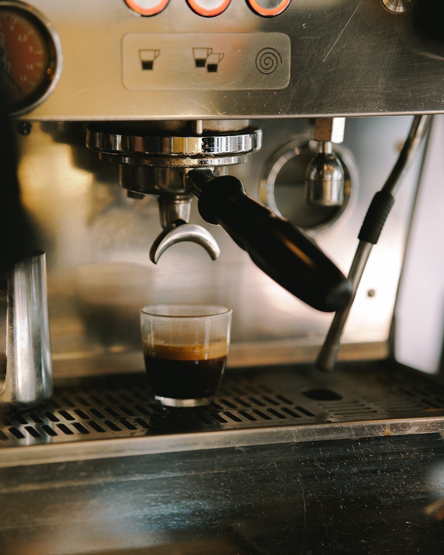 Hey early birds!⁠
⁠
The coffee's on 😜  @thecommone2 ☕⁠
⁠
Image: @kat.swozniak⁠
⁠
#barista #coffeelover #coffeetime #cafe #coffeeaddict #coffeelove #morning #baristadaily #coffeelovers #bethnalgreen #eastlondonlife #london #eastlondonfood #coffeebrea