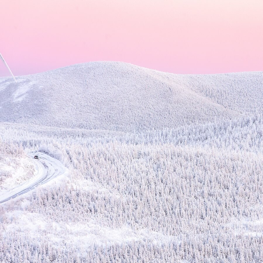 Le coucher de soleil le plus magnifique je ne n&rsquo;ai jamais vu de ma vie, encore &agrave; ce jour. 

Un soir o&ugrave; nous avions termin&eacute; de skier dans l&rsquo;arri&egrave;re pays, le ciel nous laissait entrevoir des filaments d&rsquo;un 