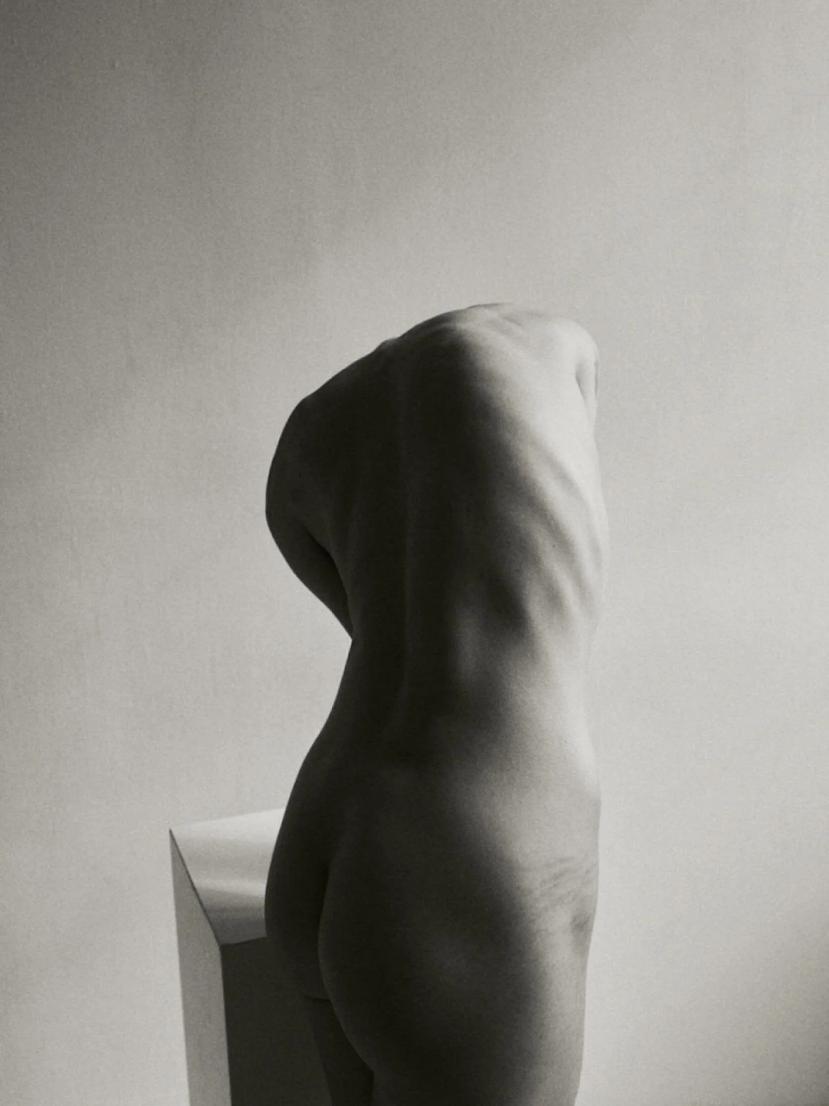 The Pillar of Strength. @riel.life at @studiostadtwald in Germany 🇩🇪 | #figure #body #blackandwhitephotography #fineart #portraitsmadeingermany