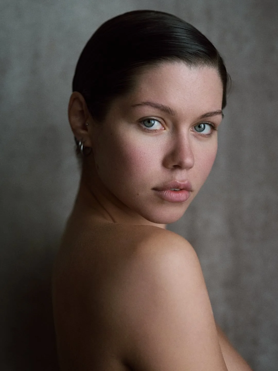 Some color for a change. @ksenia.lytvynova at @latelierandbeyond_studio in Paris 🇫🇷 #portraits #colorphotography #artmodel