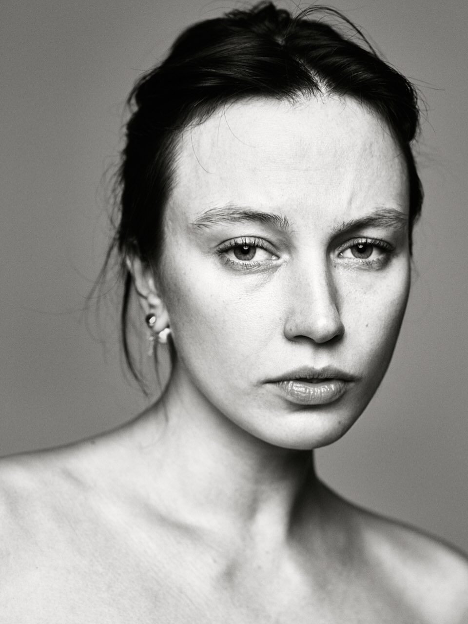emotion. @kateryna.prekrasna at @latelierandbeyond_studio in Paris. #portraits #blackandwhitephotography #sonyalpha