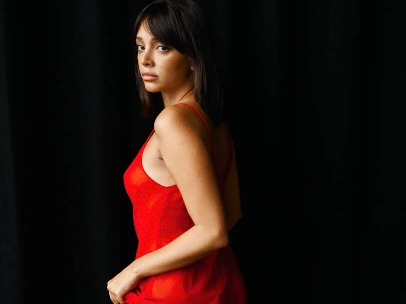 red. @olivia_linz_ at @latelierandbeyond_studio in Paris 🇫🇷 #portraits #fineartphotographer #editorialphotography #moodyportrait