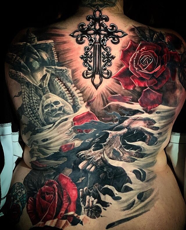 Back piece done a little while ago. Stoked o got to finish this before all of the craziness ensued. Hope you are all well and safe!
#rosevilletattooco #getchucked #chuckjamesart #heliosneedles #heliostattoo #worldfamousink #blackandgreytattoo #girlsw
