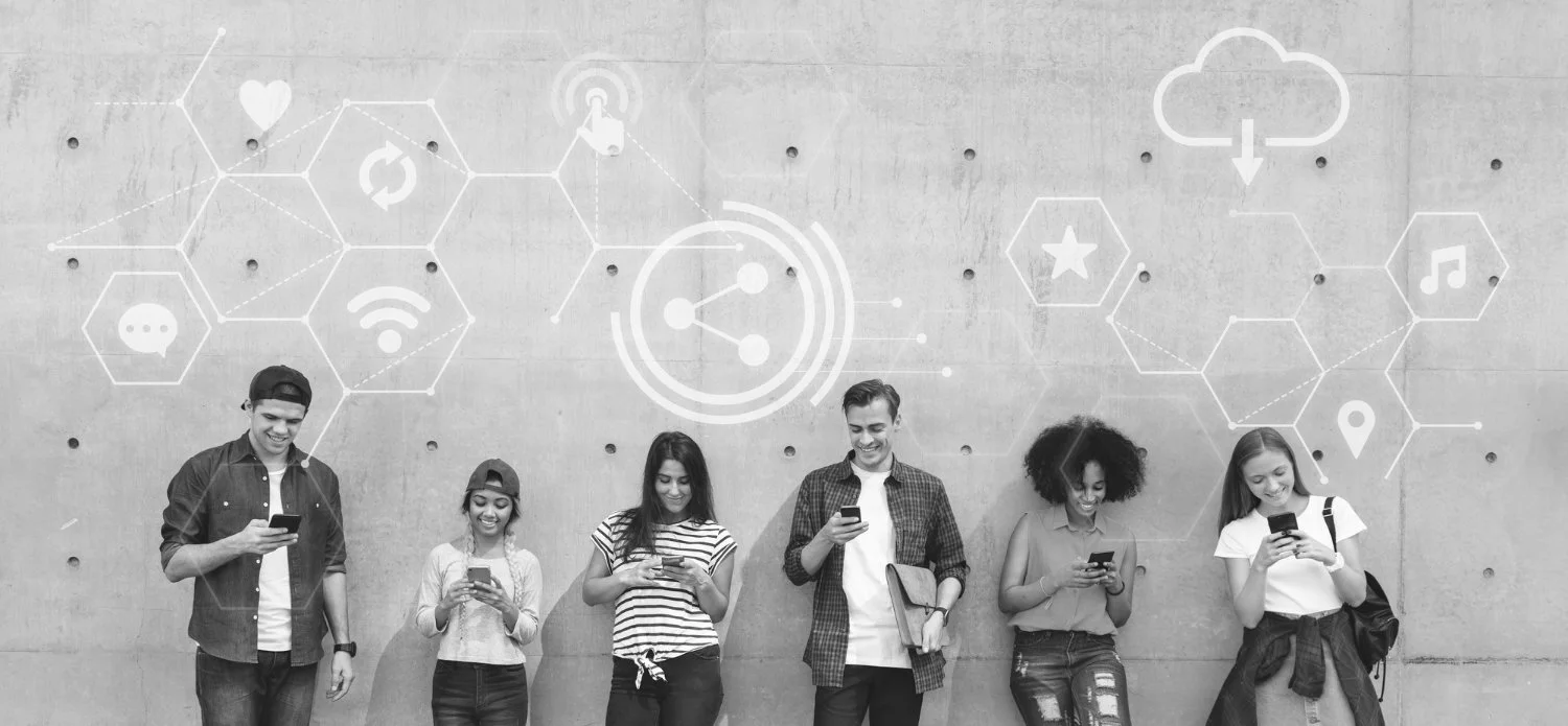 Acceso a las TIC por Generación: Nativos vs. No Nativos Digitales