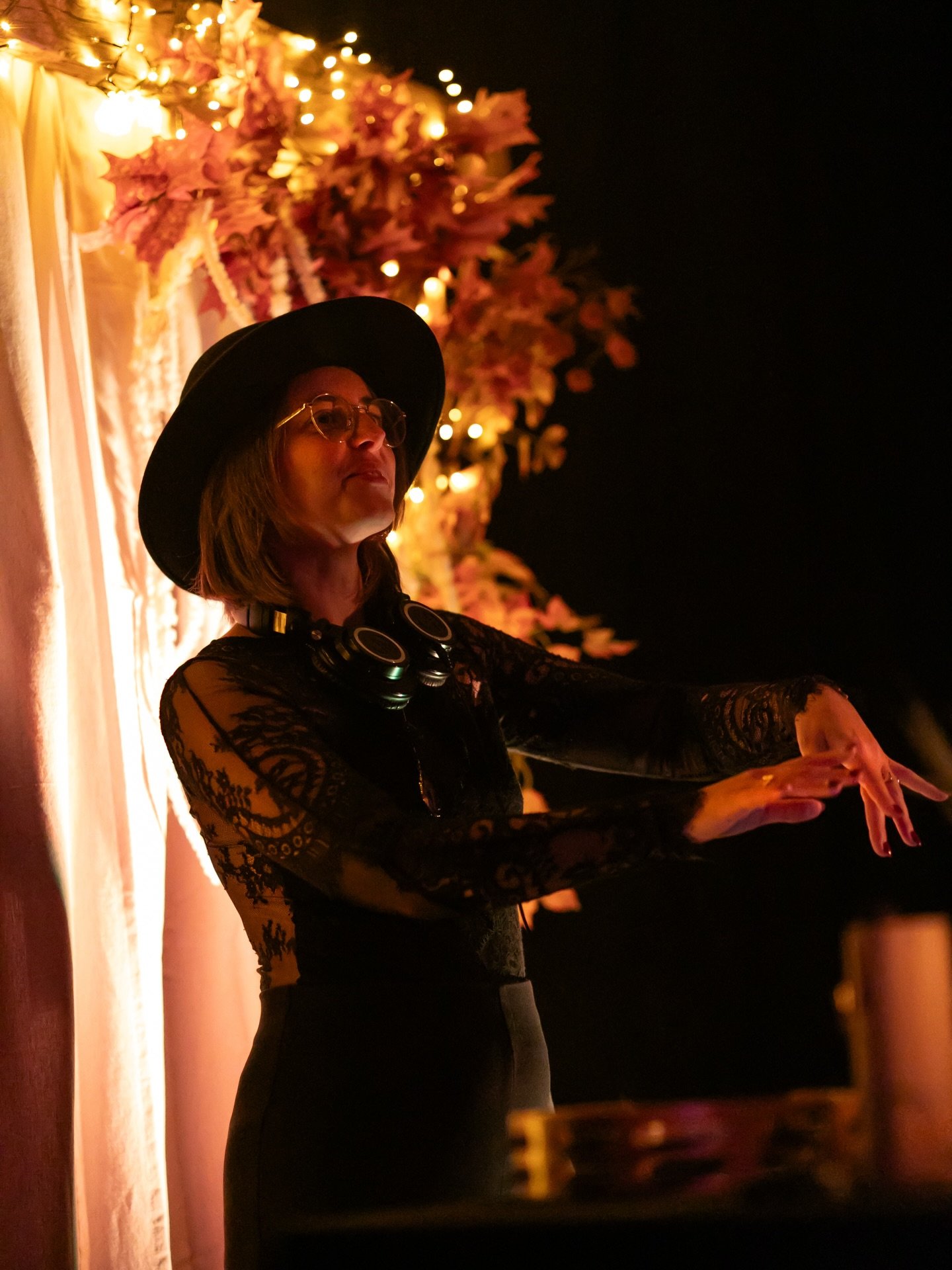 They call me Winti Witch 🪄 

Photo @laiapascual.artist

#theglowlife #letgoandglow #ecstaticdancedj #ecstaticdance #fallglow #healthcoach