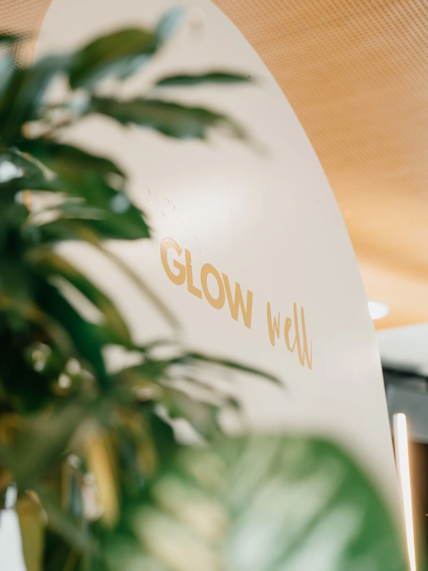 GLOWING WELL. It&rsquo;s a feeling. ✨

A feeling that comes from the inside out. 

A feeling that shows you&rsquo;re taking really good care of yourself.

Your rest and recovery.
Your body and movement.
Your nourishment, both with food and emotionall