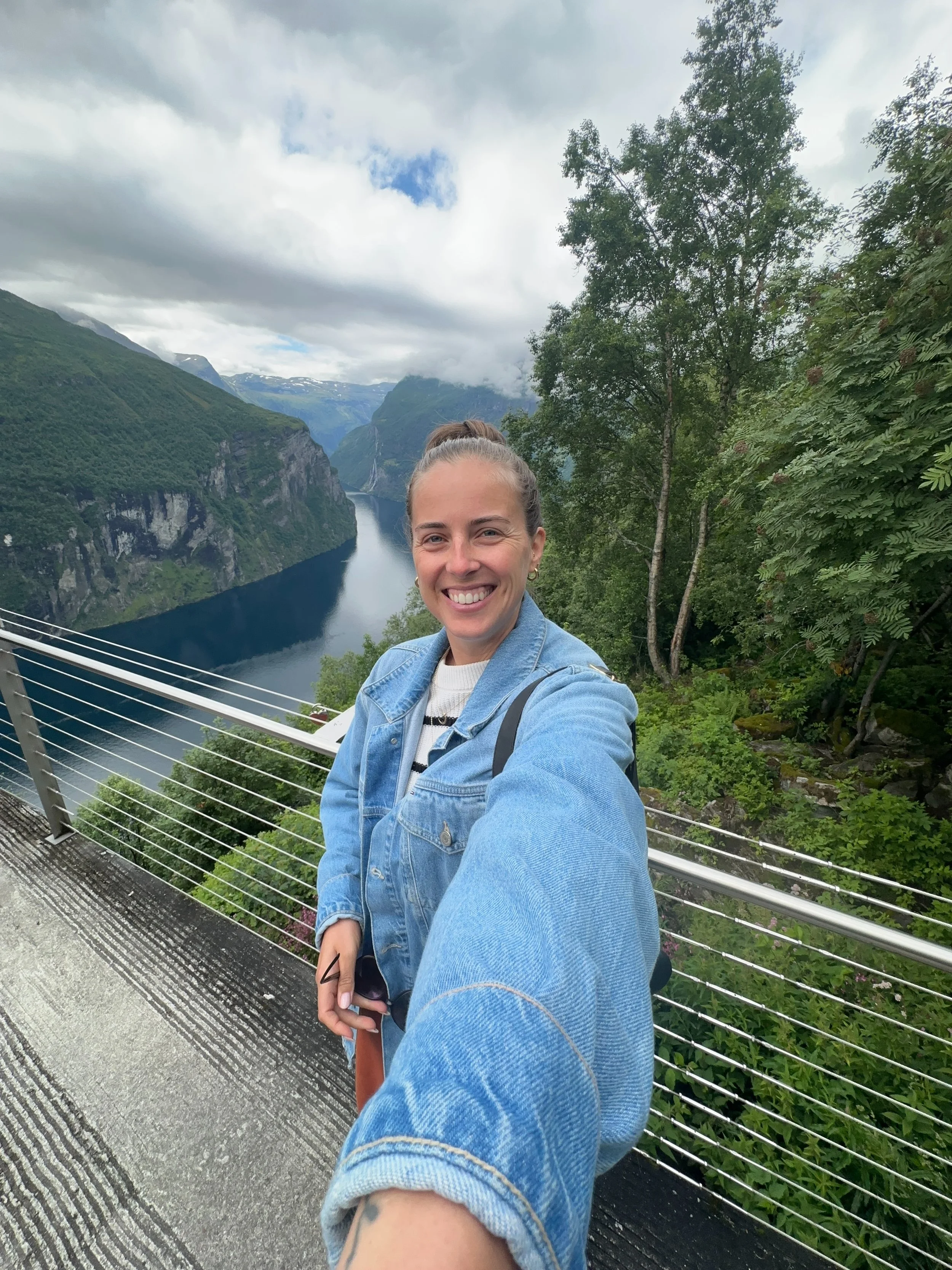 July photo dump - Part 2 🚢🇳🇴⚽️

Trip to Norway with the fam, visiting my sister @rahelannina who started a new life there!

Rowing through the World Cup. 😆🚣🇪🇸

Staying in tiny houses and mansions.
Getting on at least 15 ferries lol.
Dipping in
