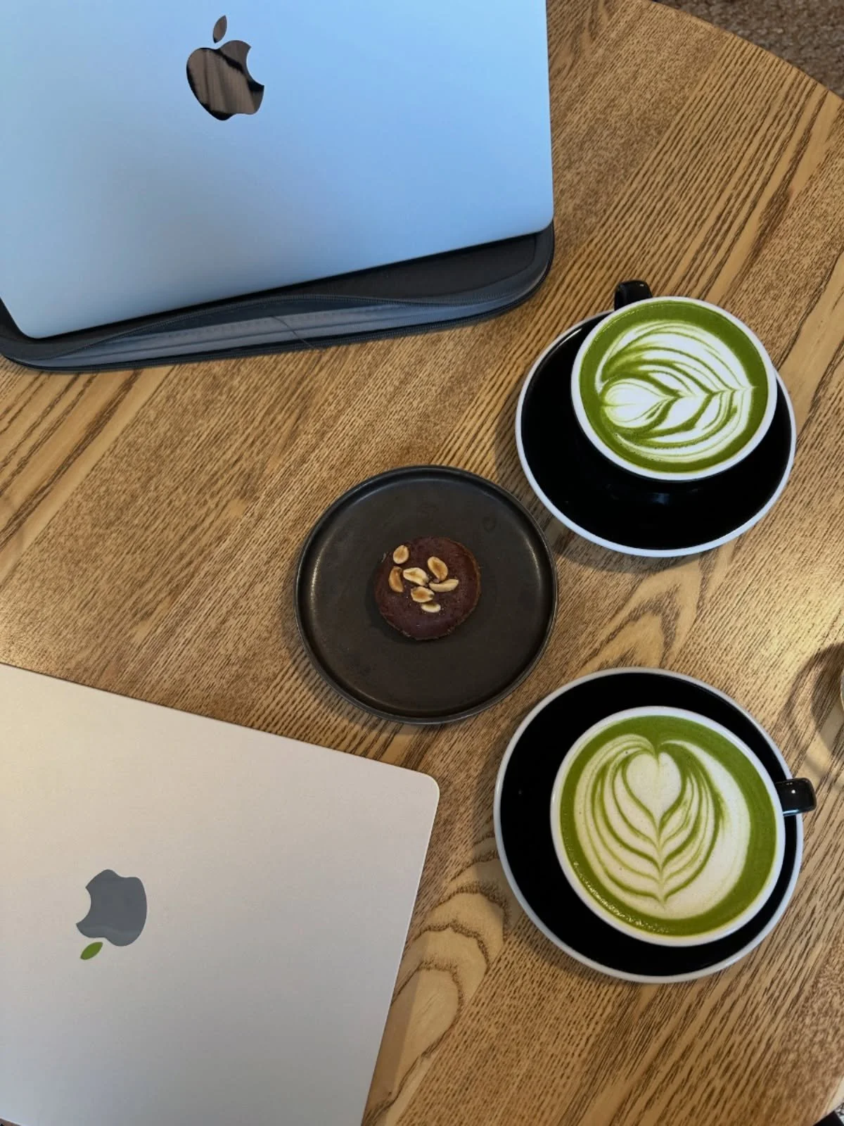 Team meeting in Barcelona with matcha, peanut butter cookie and @katie_ugland 

#theglowlife