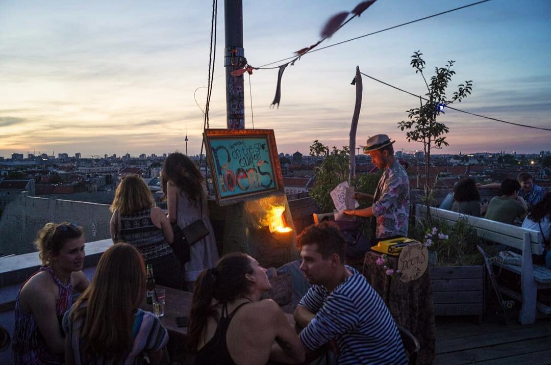 This summer's been a beauty and keeps filling me with gratitude for being able to do what I love
Photo by Shane Paige / @arkwolf258 .
.
.
#nightfall #rooftop #berlinsummer #klunkerkranich #summer2018 
#streetwriters #feierabend #twilight #berlinsumme
