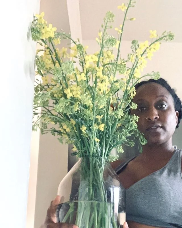 Made a bouquet out of bolted kale flowers 🤗 going to enjoy them for a while before I eat them ☺️