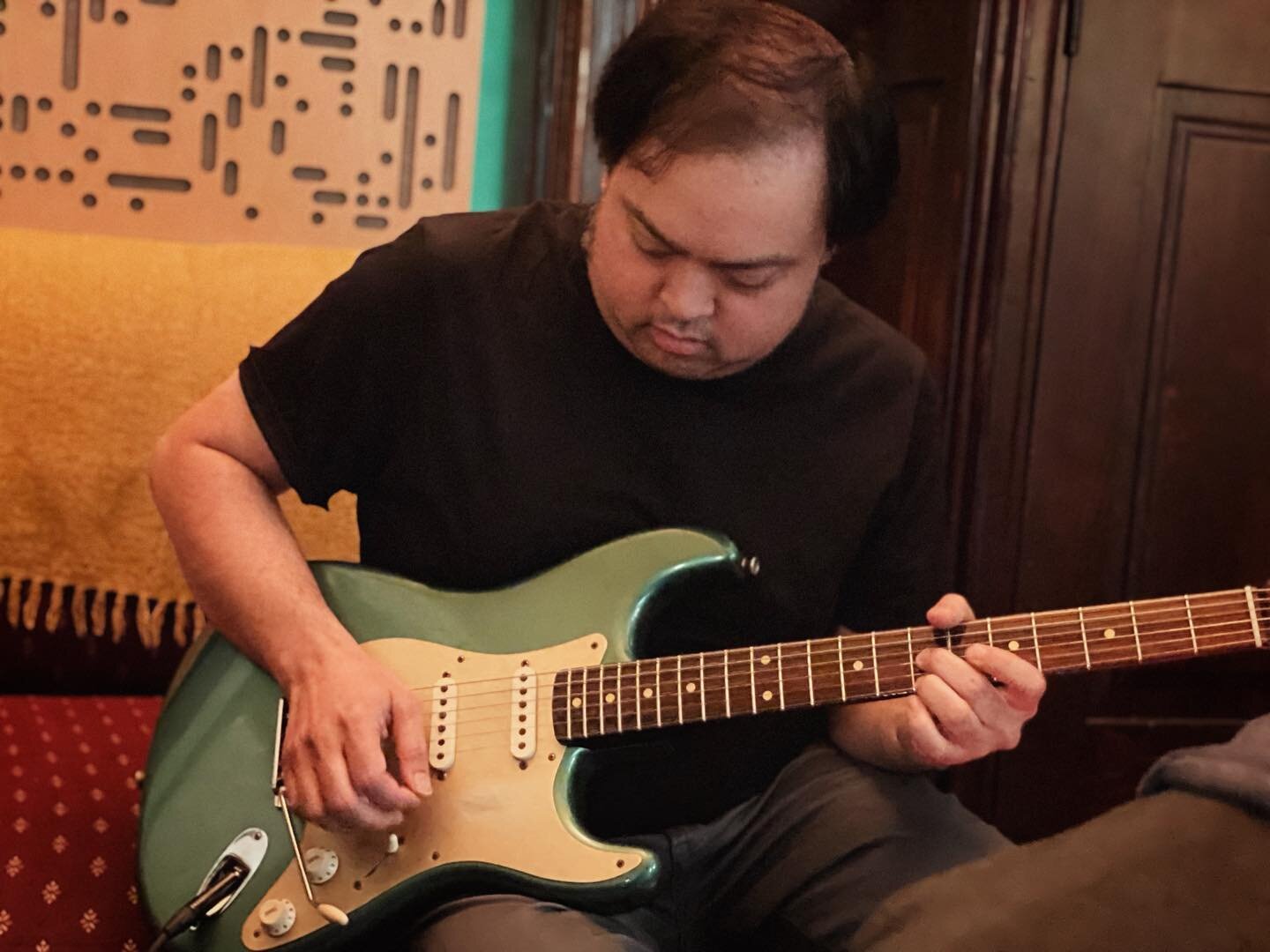 A rare sighting of @jeffpatlingrao playing a Strat. It sounds as good as you might imagine.