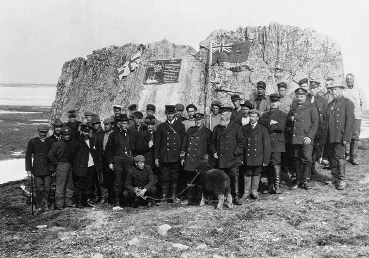 Le capitaine Joseph-Elzéar Bernier et son équipage à Winter Harbour, sur l'île Melville en 1908.