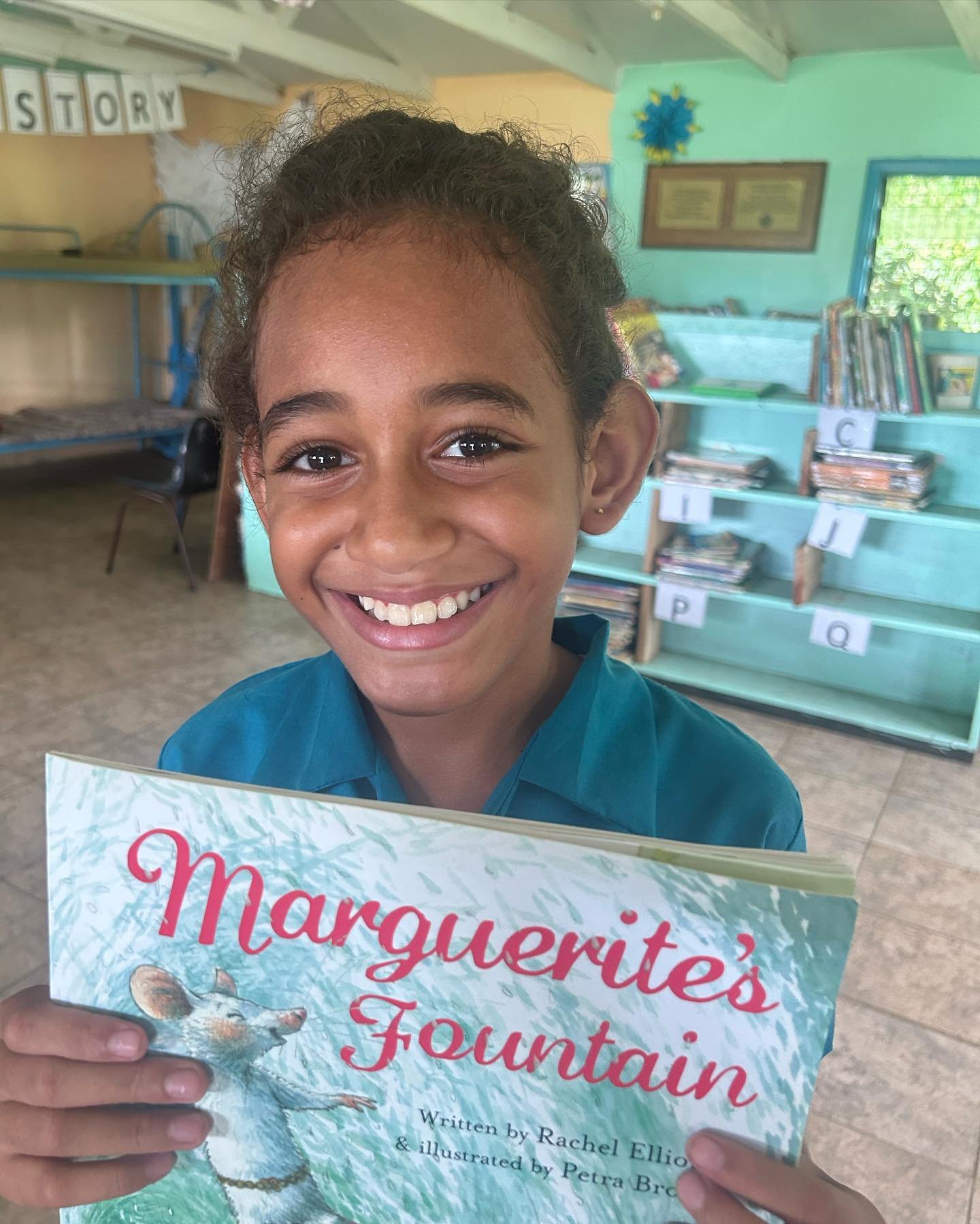 A big bula smile in the Wainekeli Primary School library in Taveuni 📚 ✨😁