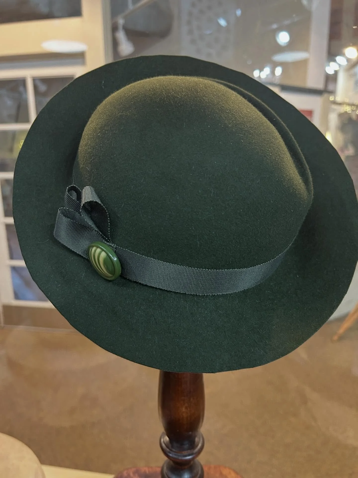 This olive green fur felt 1930&rsquo;s/early 1940&rsquo;s style hat just put out on the floor today at the shop. Grosgrain trimming with a great 1930&rsquo;s button top off the hat. Perfect for a day time event on Avalon! #vintagestylehat #greenhat #