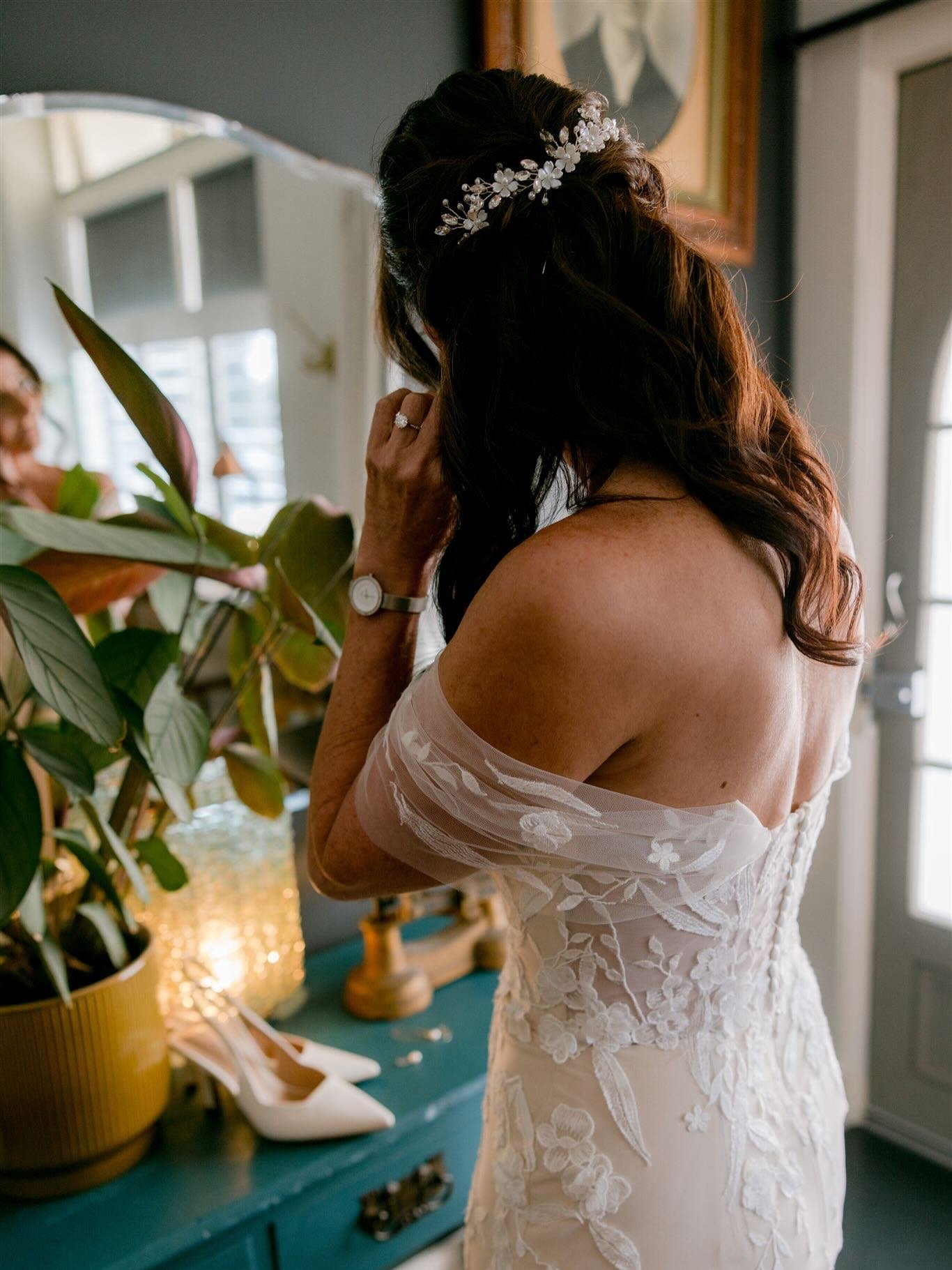Pauline 🤍 such a beautiful bride inside and out 

📸 Stunning pics by @samantha.heather 

#bridalmakeup #bridalhair #sydneymakeupartist #weddingmakeup #weddinghair