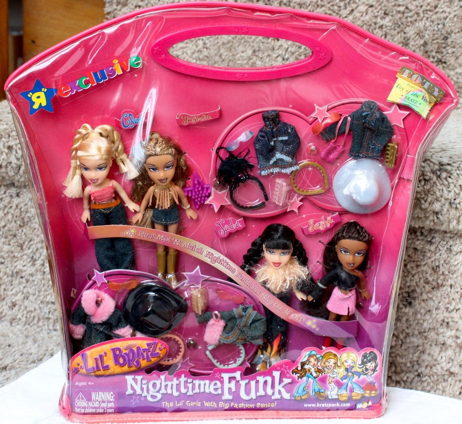 2003 BRATZ Slumber Party - Cloe carries her pet pig.