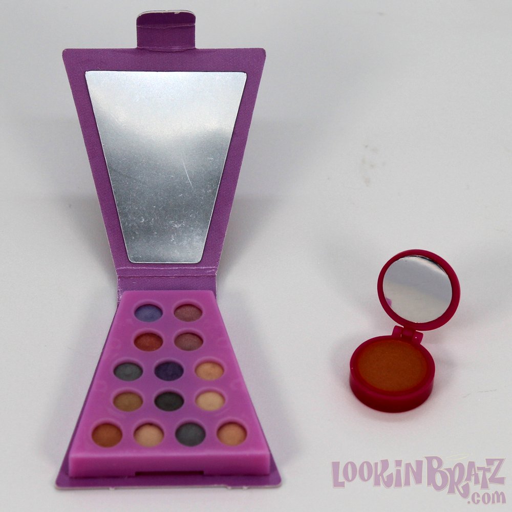 Mini Bratz Cosmetics First Edition Yasmin Shadow Palette and Round Compact Mirror (Inside)