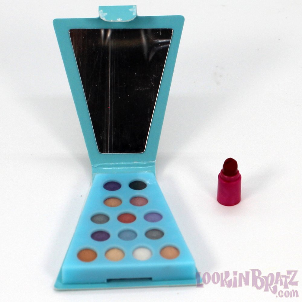 Mini Bratz Cosmetics Wintertime Cloe Shadow Palette and Lipstick (Inside)