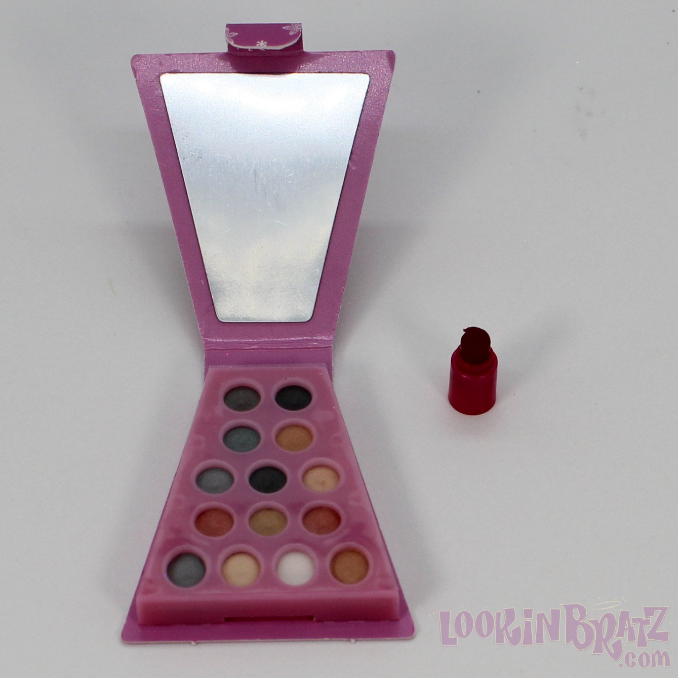 Mini Bratz Cosmetics Wintertime Jade Shadow Palette and Lipstick (Inside)
