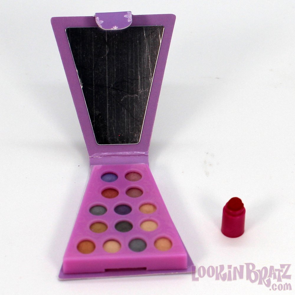 Mini Bratz Cosmetics Wintertime Yasmin Shadow Palette and Lipstick (Inside)