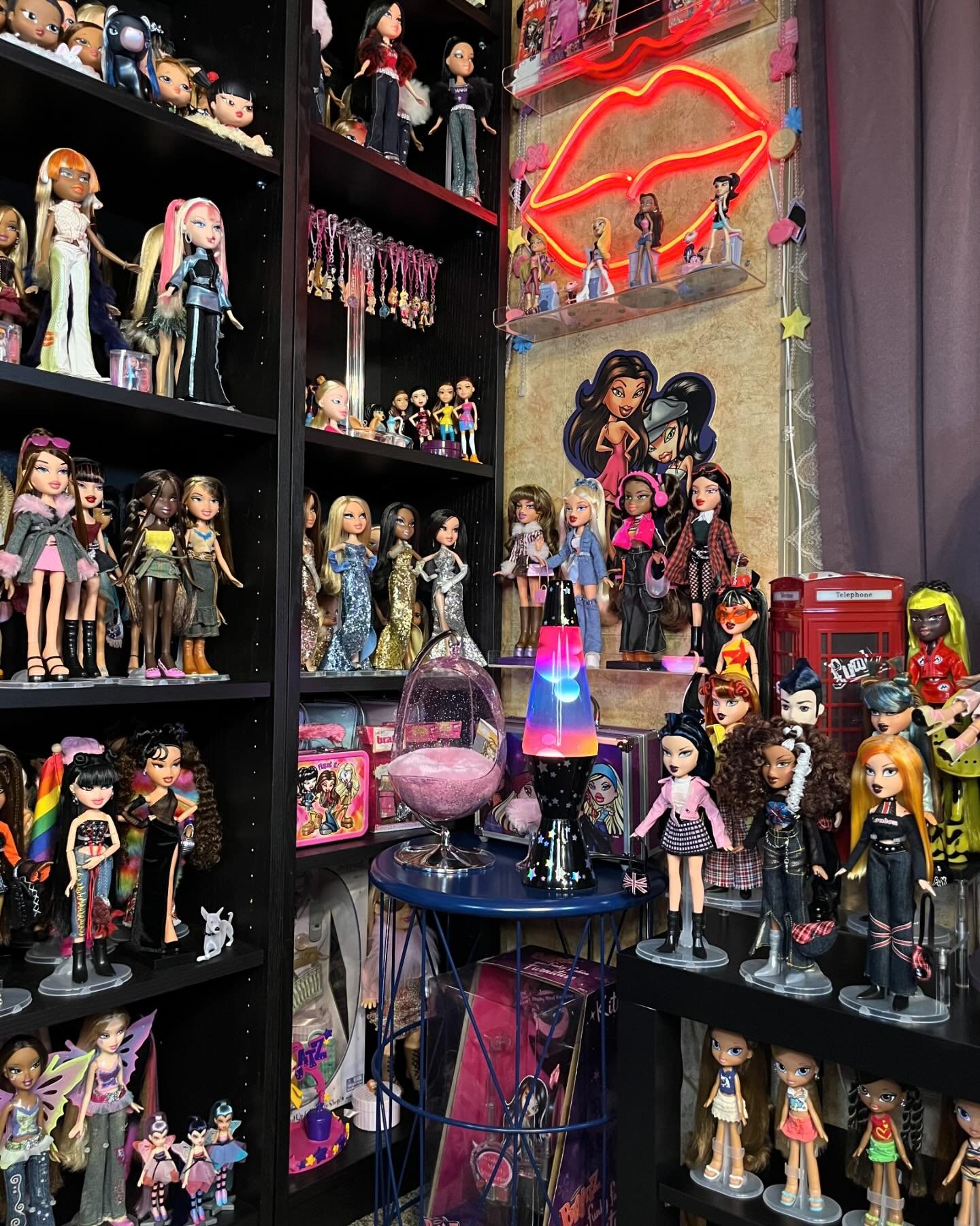 Some ✨studio✨ updates! 🥺

Excited to spruce up my Bratz corner a bit more and extra excited for all the doll content I&rsquo;m gonna make here, including an updated room/collection tour video! 💜

#LookinBratz #Bratz #BratzAesthetic #BratzFashion #B